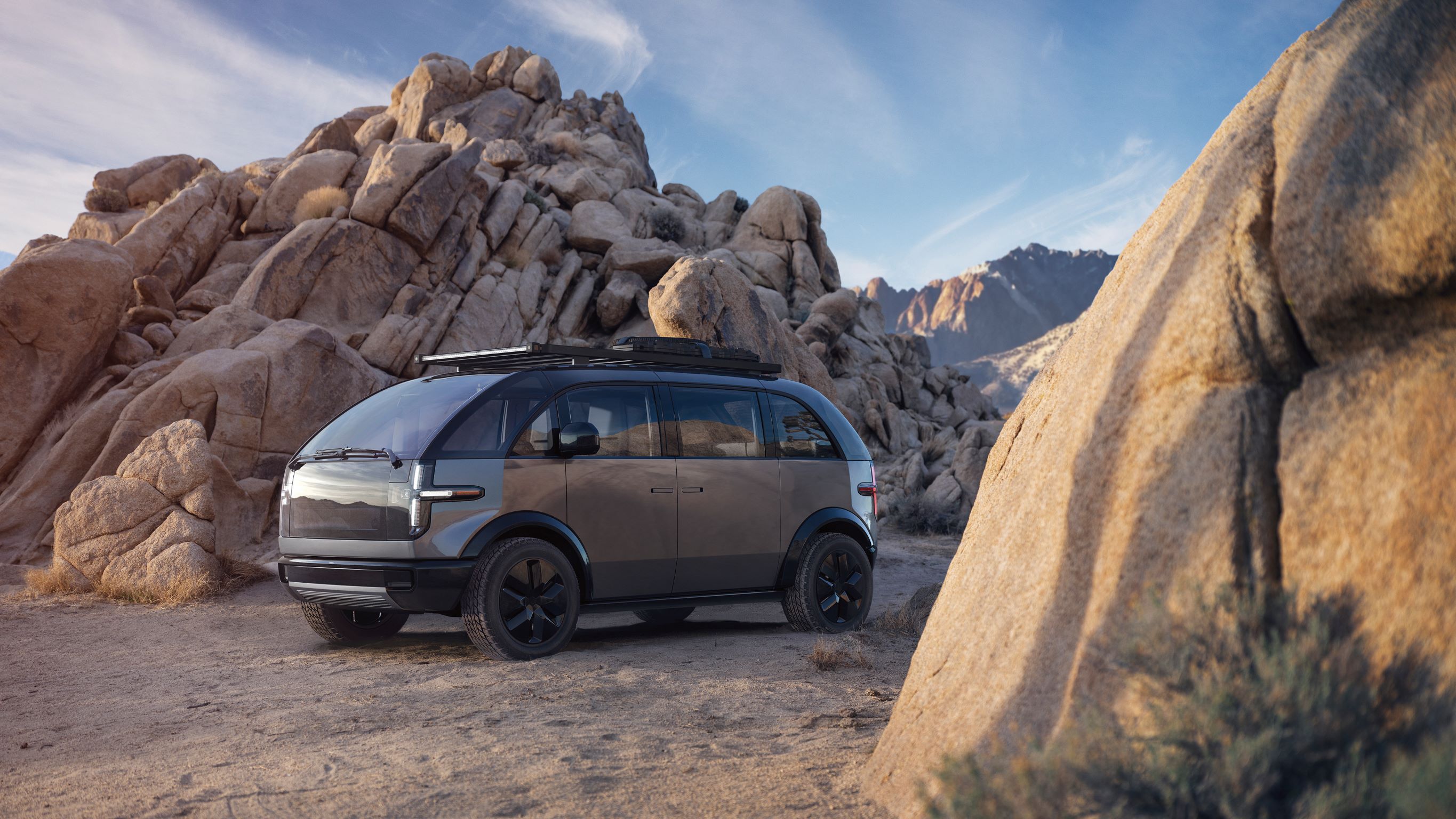 Canoo 以相同電動底盤，一口氣推出三款車：Pick-Up 貨卡車、MPDV 多功能廂型貨車，以及 Lifestyle Vehicle（LV），各有不同功能定位。