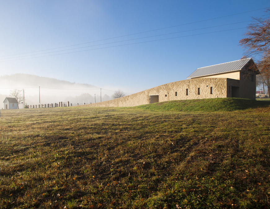 MARRY TRADITIONAL MATERIALS WITH MODERN FORMS: CHAPEL OF THE LAST FAREWELL, RYCHWAŁD 傳統建材x 摩登應用 - 石造緩坡教堂