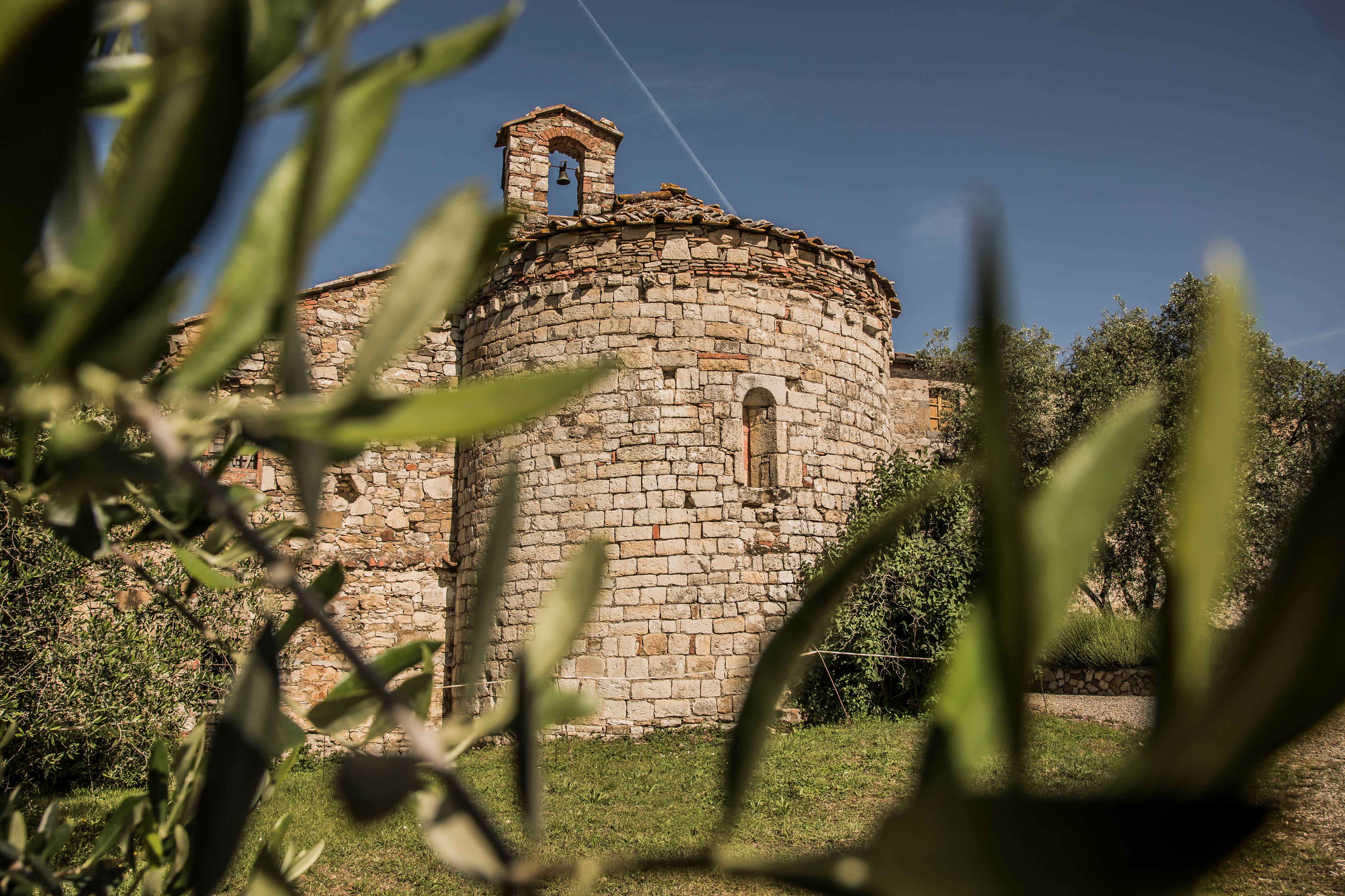 Rocca di Montegrossi 酒莊靠近羅馬式的聖馬爾切利諾教堂，遊客可在營業時間造訪試酒。