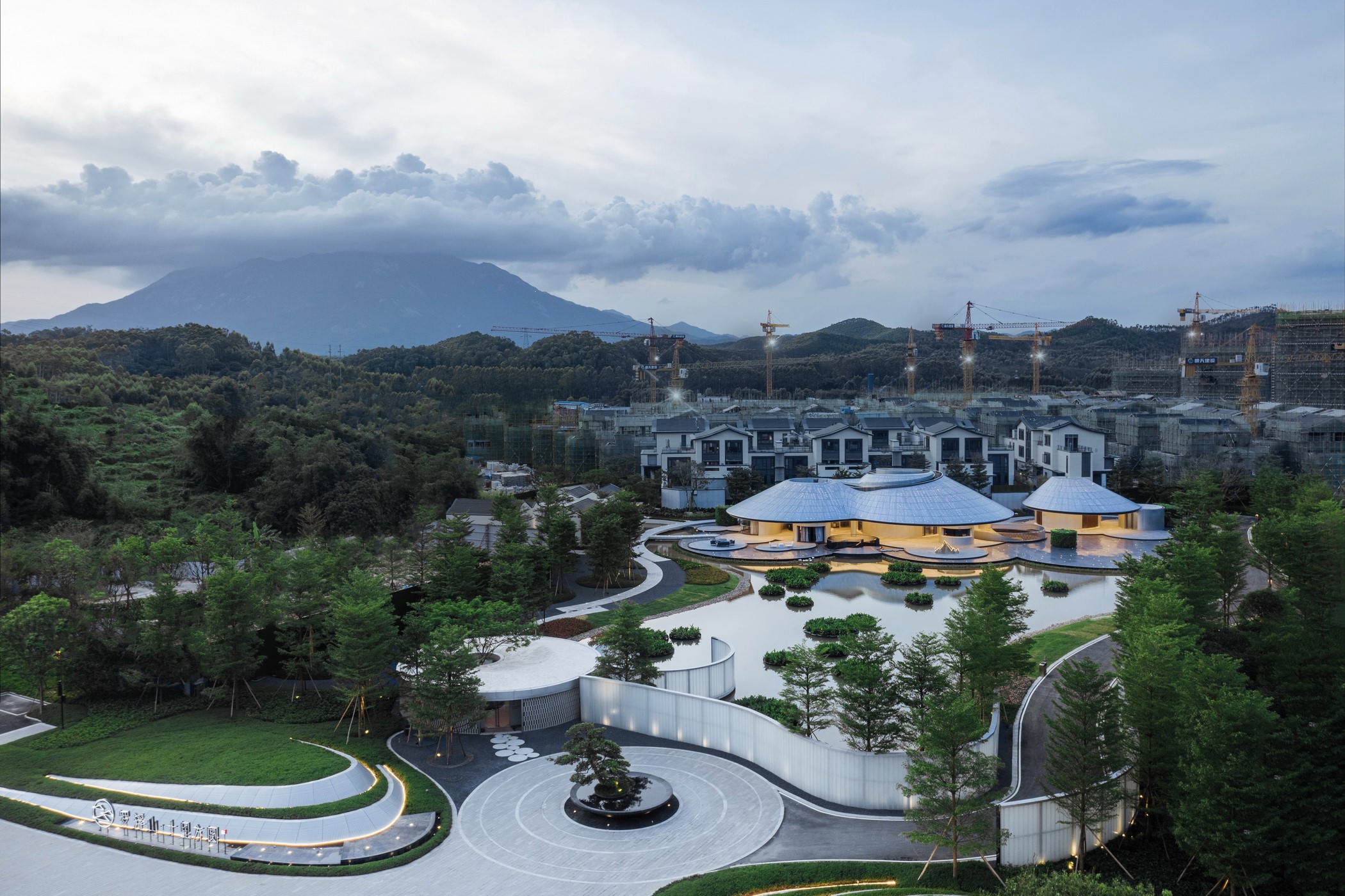 以中國古典庭園為設計靈感的浮山雲舍，展現出自然與人造山水交映的建築美學。