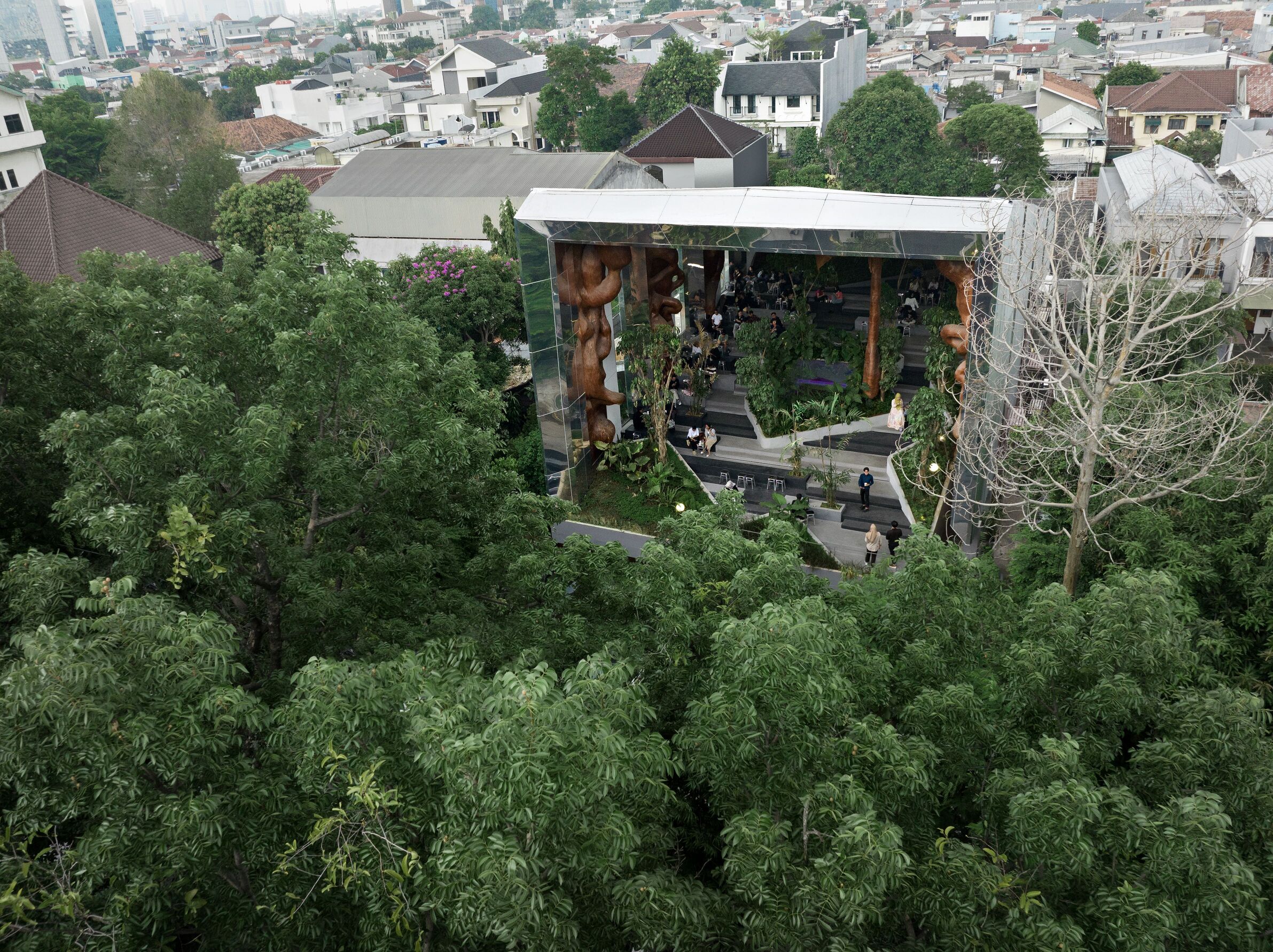 Tanatap Frame Garden 以獨特的立體畫框和室內花園設計，串連前方公園綠景。