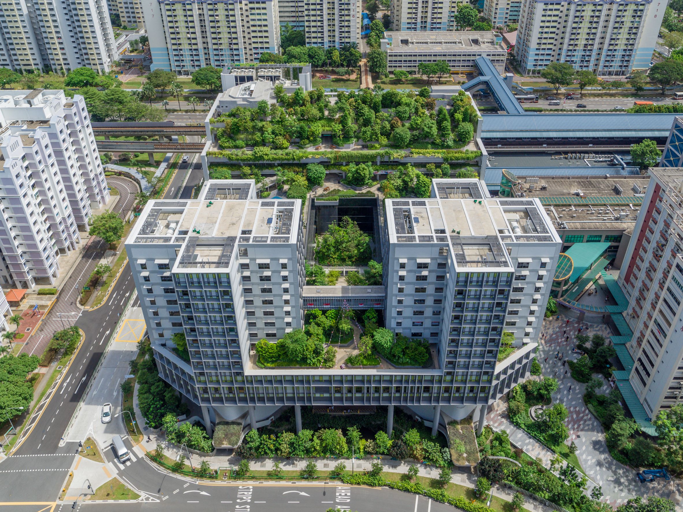 規劃為梯田式設計的空中花園，也為高密度的新加坡市區，打造出社區專屬的有氧療癒天地。( Photo by K. Kopter )