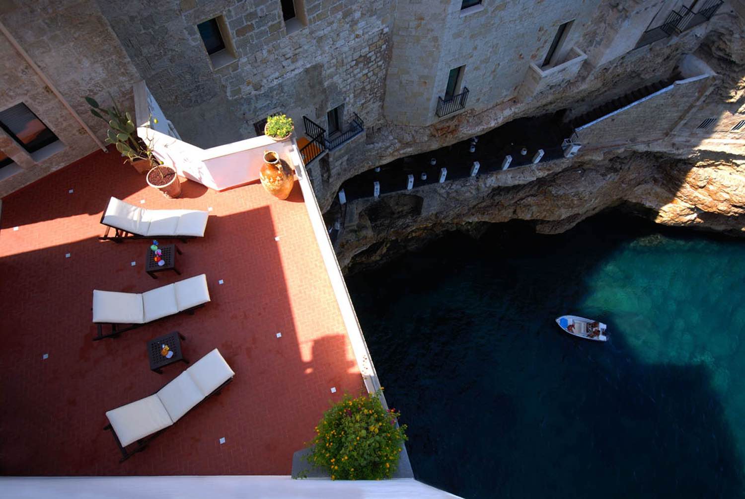 位於 Grotta Palazzese 餐廳上方的飯店，規劃有舒適的賞景露台，讓賓客盡享寧靜優美的亞得里亞海風光。