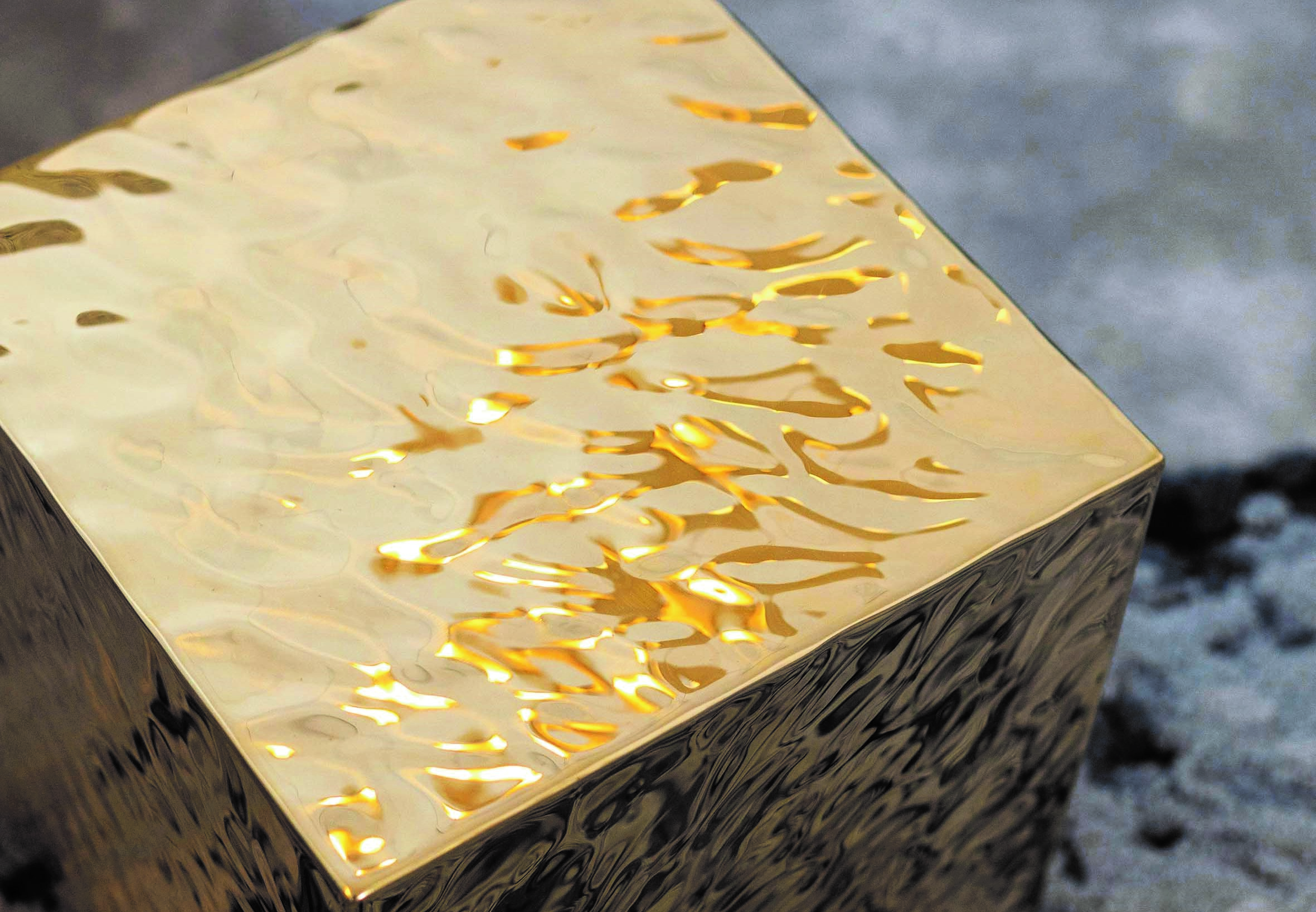 Mydriaz 的設計作品介於高貴和前衛之間，雕刻出教人驚嘆的細膩風格，成就出輕盈、俐落、優雅、精緻的魅力情境。