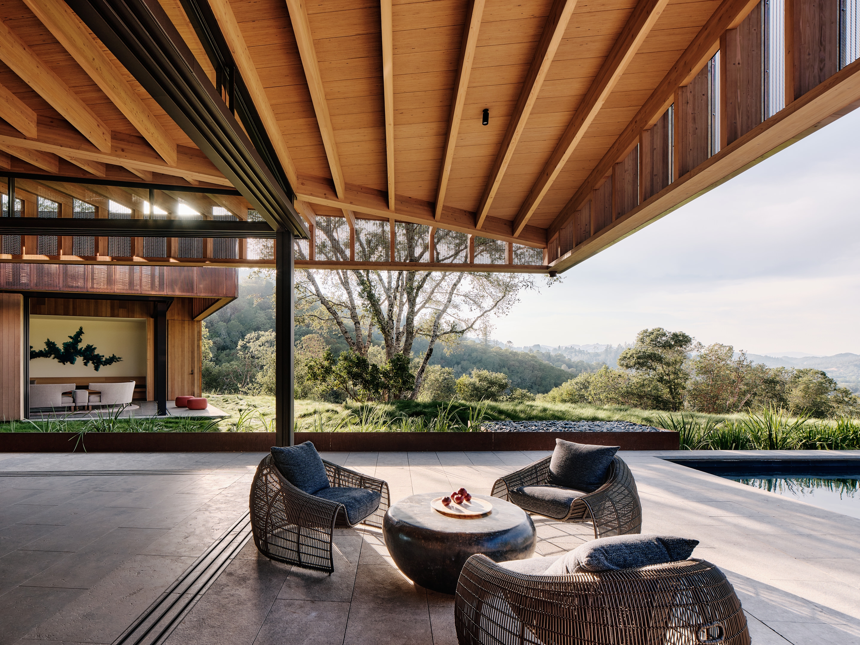 無縫銜接的室內外空間，延展出一望無際的視野。