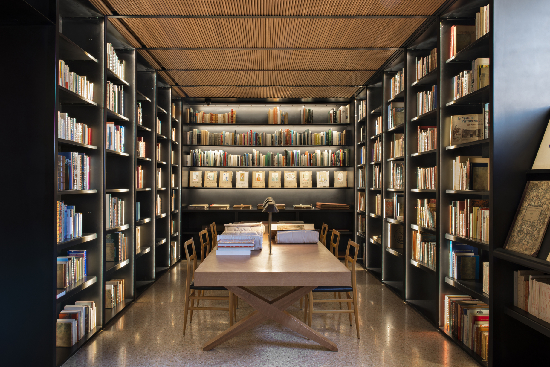 收藏超過 6,000 多冊書籍的 Musée Yves Saint Laurent Marrakech 圖書館。（ © Fondation Jardin Majorelle / Photo by Nicolas Mathéus）