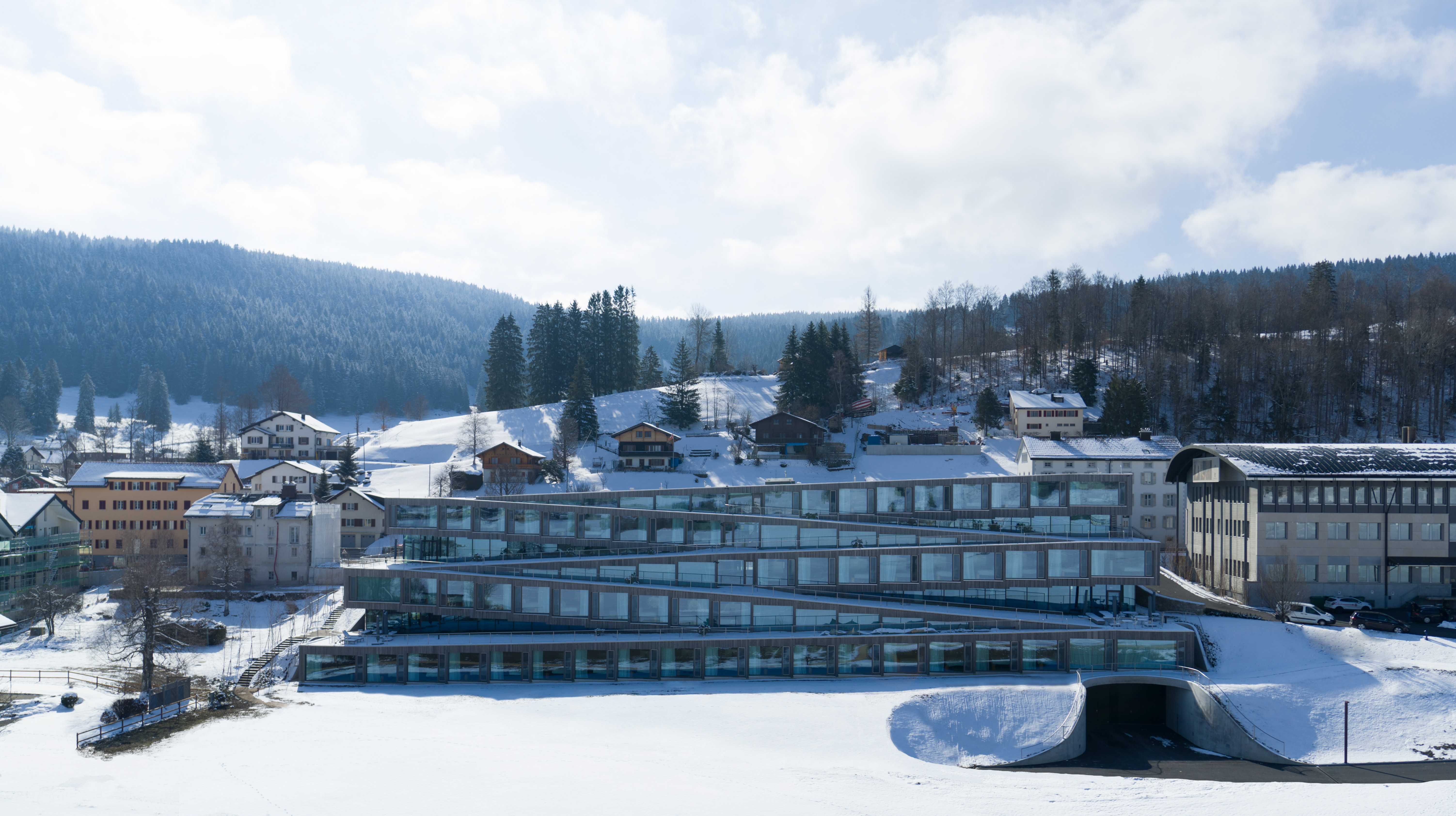 Sensing Architecture in Snow：Hôtel des Horlogers 雪域建築的感官之境 - 曲折結構創造蜿蜒路徑