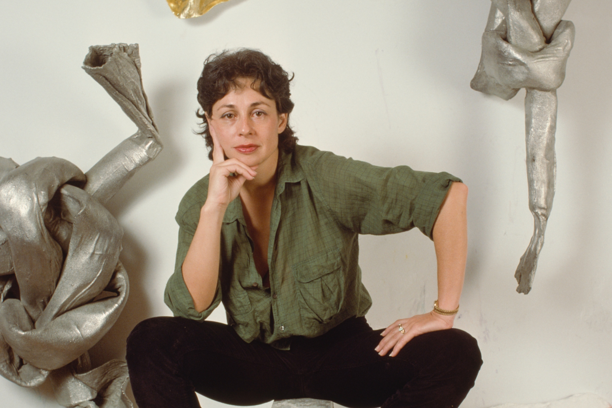 攝於 1979 年， Lynda Benglis 與超乎當代美學想像的金屬雕塑作品合影。