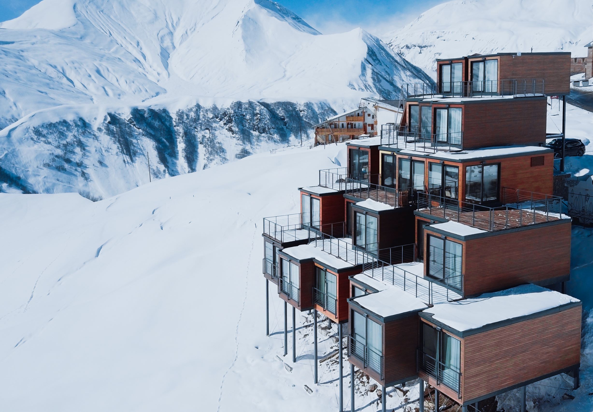 COOLEST SHIPPING CONTAINER ARCHITECTURES: Quadrum Ski & Yoga Resort 回收貨櫃的創意變身 - 超酷貨櫃滑雪旅館