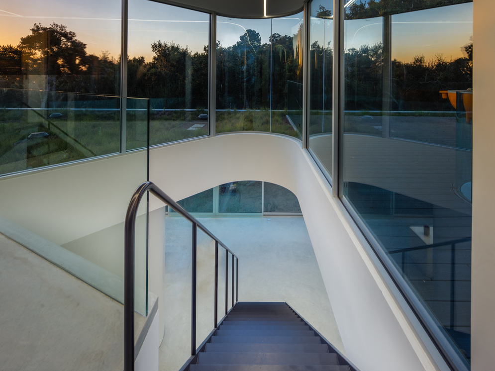 圓錐玻璃量體延伸視覺，戶外迷人的自然景色一覽無遺，亦為黑色鋼構直線樓梯注入明亮的採光與行走的樂趣。
