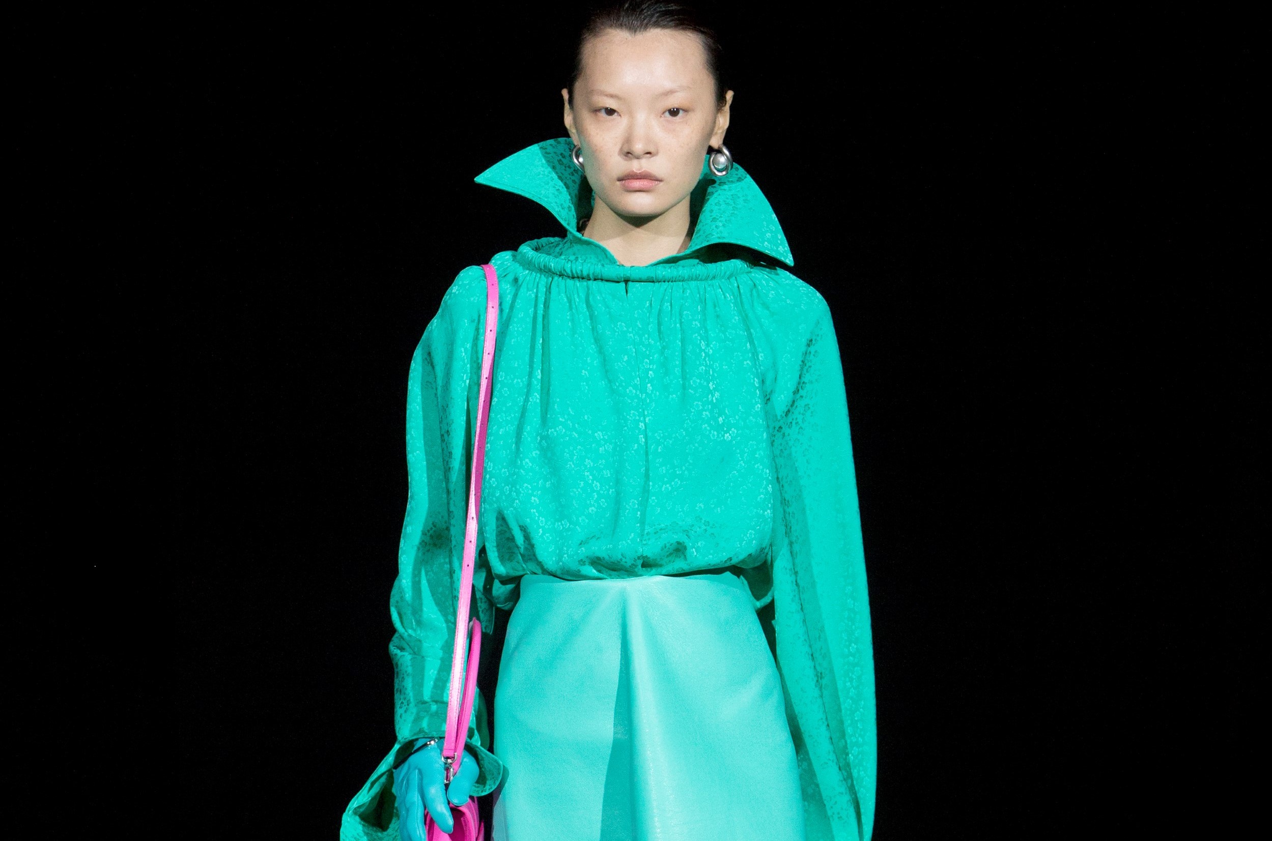 在 2019 秋冬季新作中，Balenciaga 秀上出現大量超現實的服裝輪廓與鮮亮色彩，是 Demna Gvasalia 眼中的巴黎人以休閒混搭晚裝的模樣，他以「居家服外穿」的概念為巴黎人的秋冬帶來舒適慵懶但依舊有型的選擇。