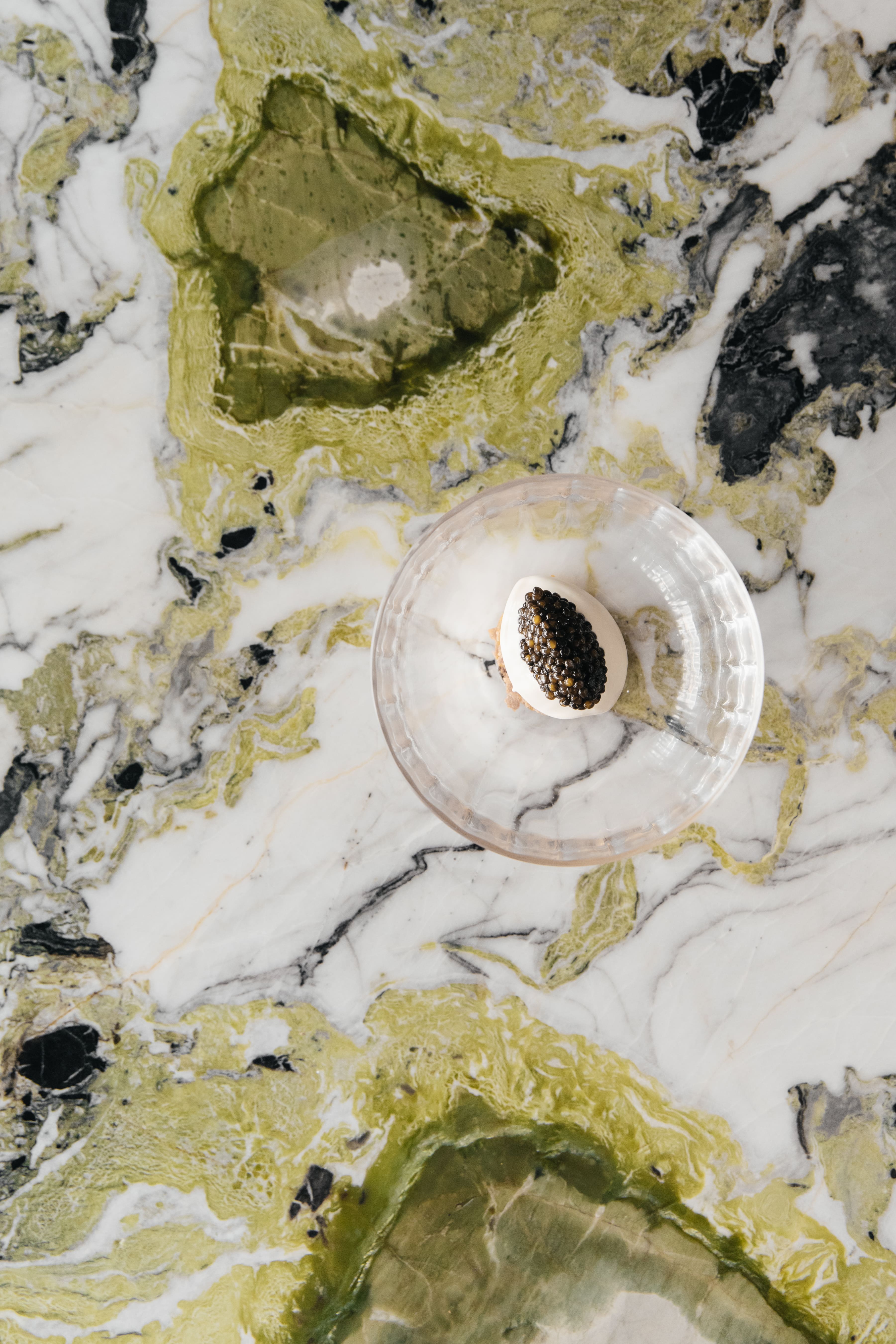 魚子醬冰淇淋佐瑪雅皇蜂蜜（Crème fraîche sorbet, caviar, and Melipona honey ），冰淇淋甜美柔滑的口感與魚子醬的鹹鮮形成鮮明的美味對比。