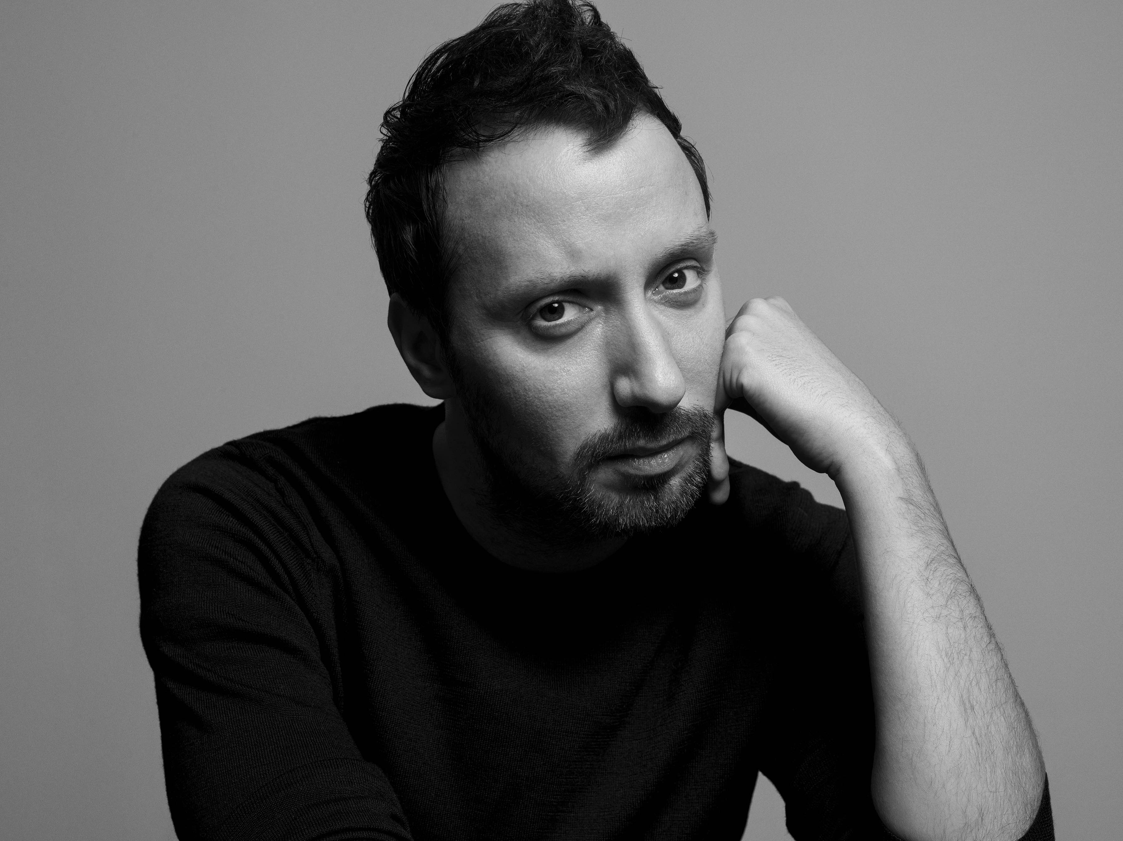 後 Hedi Slimane 時期， Anthony Vaccarello 作為唯一首選接任創意總監， 繳出漂亮成績單。