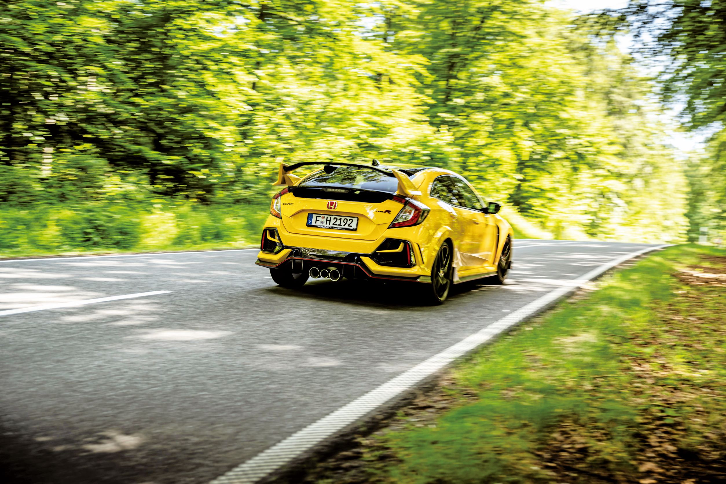 輪廓分明的車身線條搭配壯觀尾翼，Civic Type R 一看就知道是硬派風格的車。