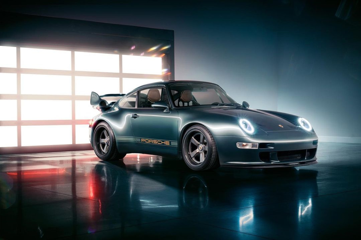 Gunther Werks 重新設計的 993 世代 911 跑車，除了特別加大前輪軸寬之外，連車燈的光學設計，都是以最新技術雕琢而成，展現獨到的古典科技眼神。