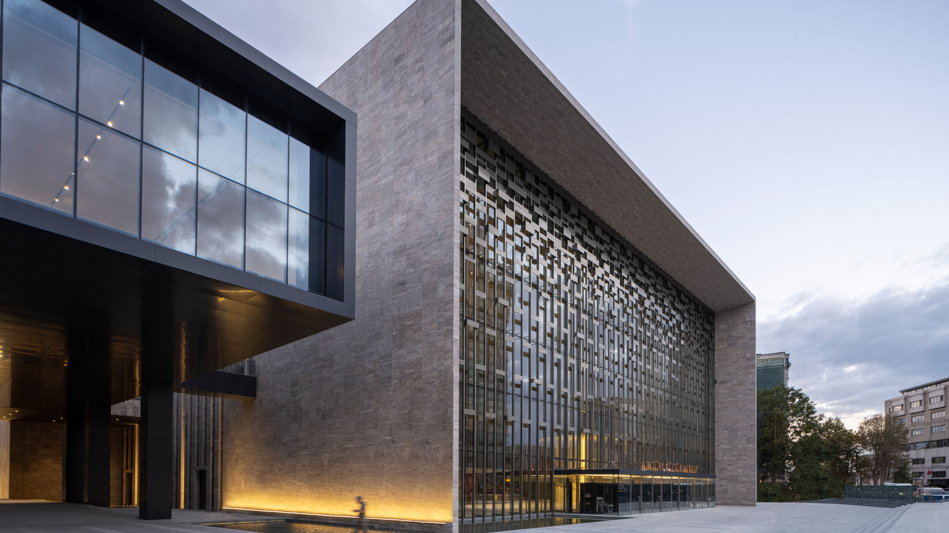 保留下原建築結構和隔柵式門面設計的 Atatürk Cultural Centre ，是由建築師 Murat Tabanlioglu 負責重建，而 Atatürk Cultural Centre 最初便是由 Murat 的父親 Hayati Tabanlioglu 所設計。