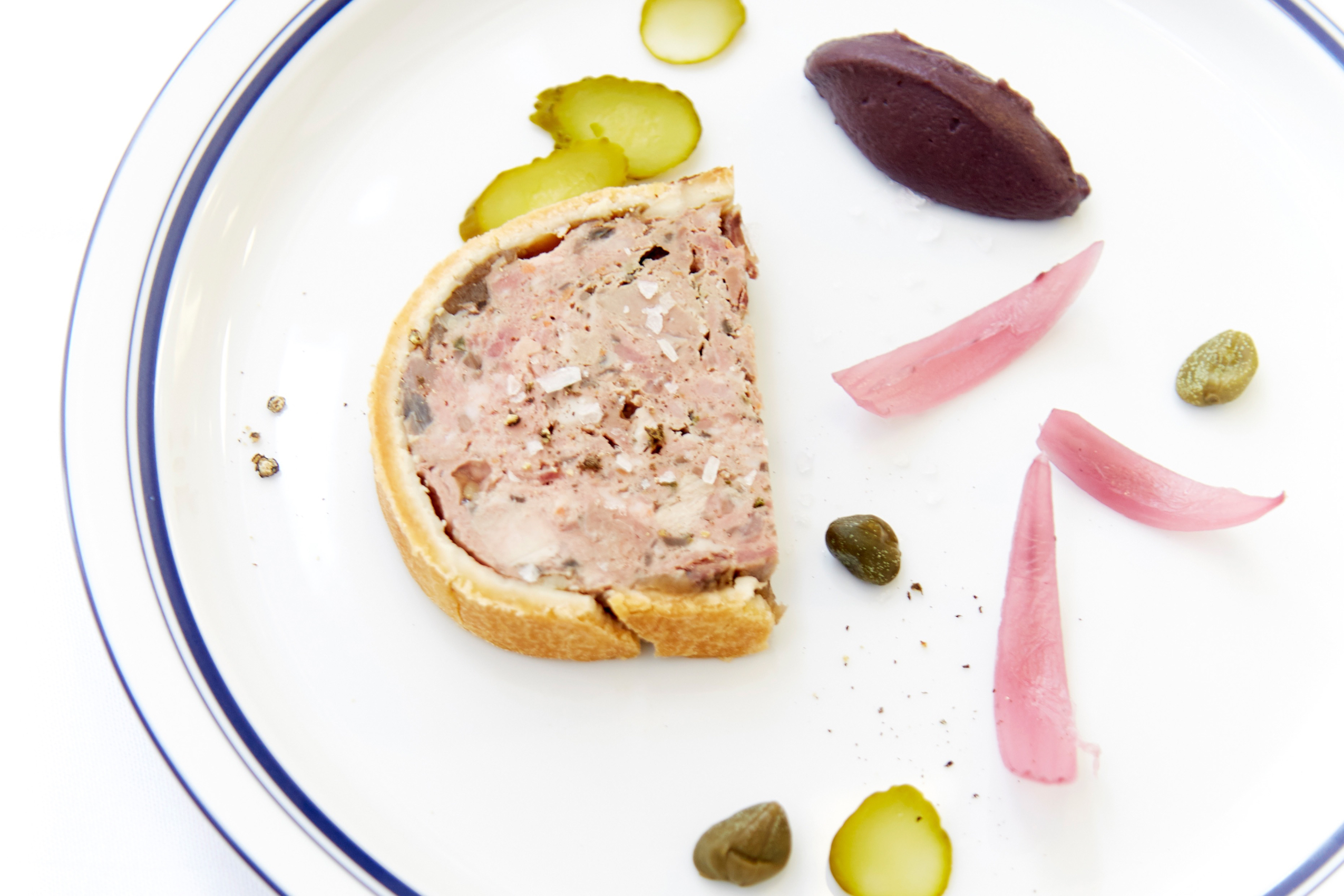 「老奶奶肉凍派」以鵝肝、肉及香腸製作肉凍，佐上紫色甘藍及藍莓慕斯奶油醬，將味道提升至另一個層次。