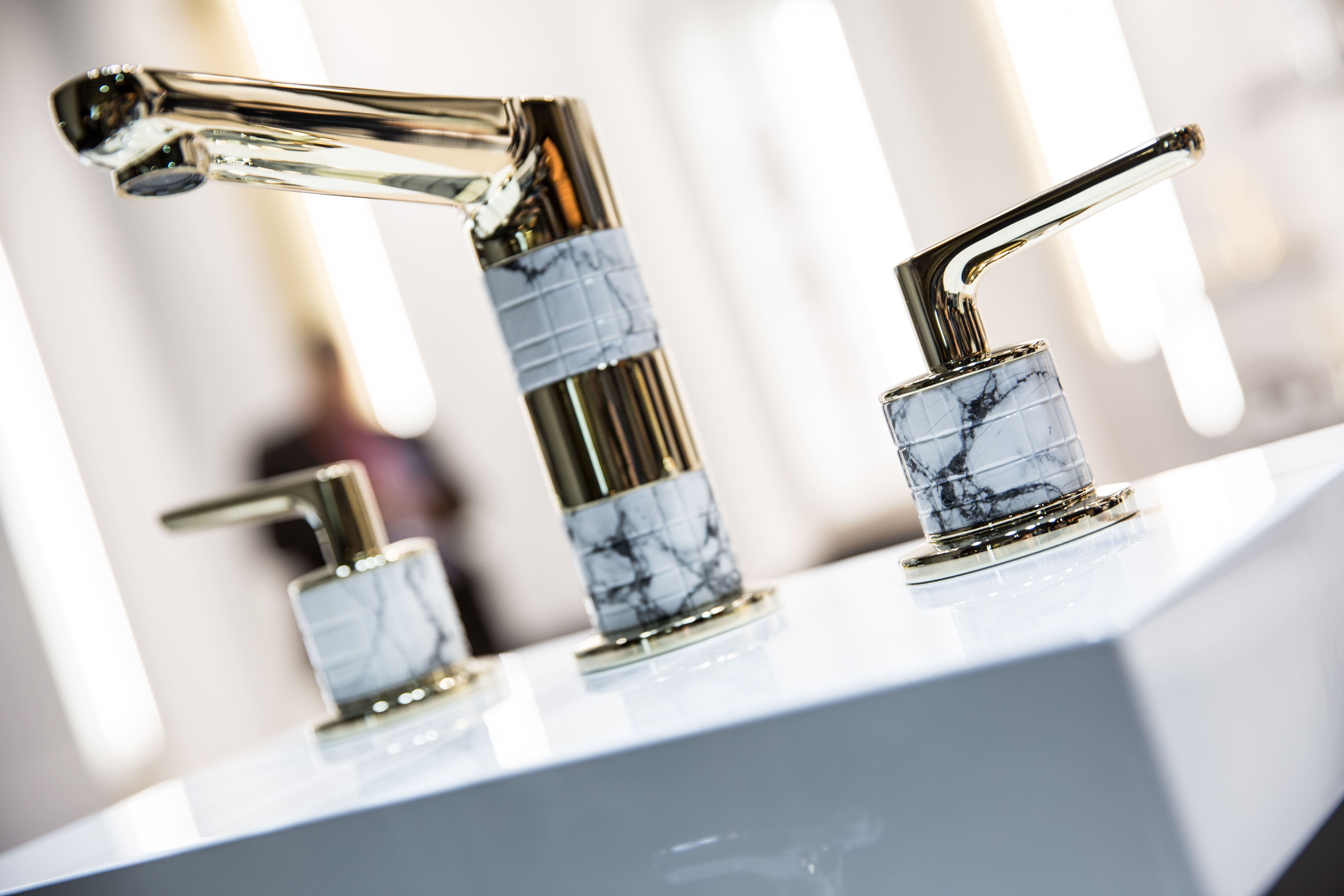 在法國精品龍頭 THG 邀約下，Arik Levy 將珠寶設計概念注入衛浴設計，推出如同藝術的龍頭作品。