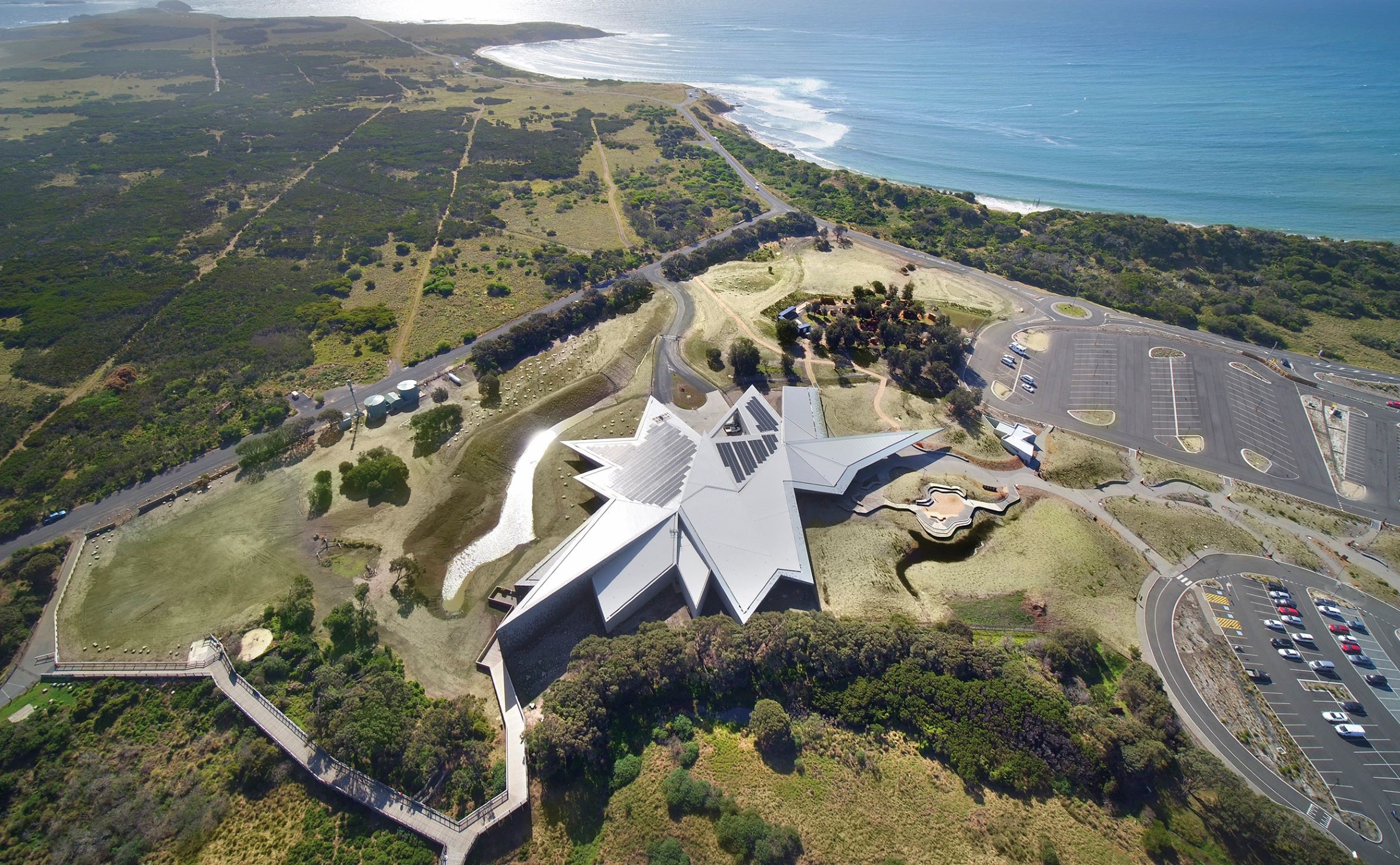 PENGUIN PARADE VISITOR CENTER 胸針型建築將景觀繫在一起