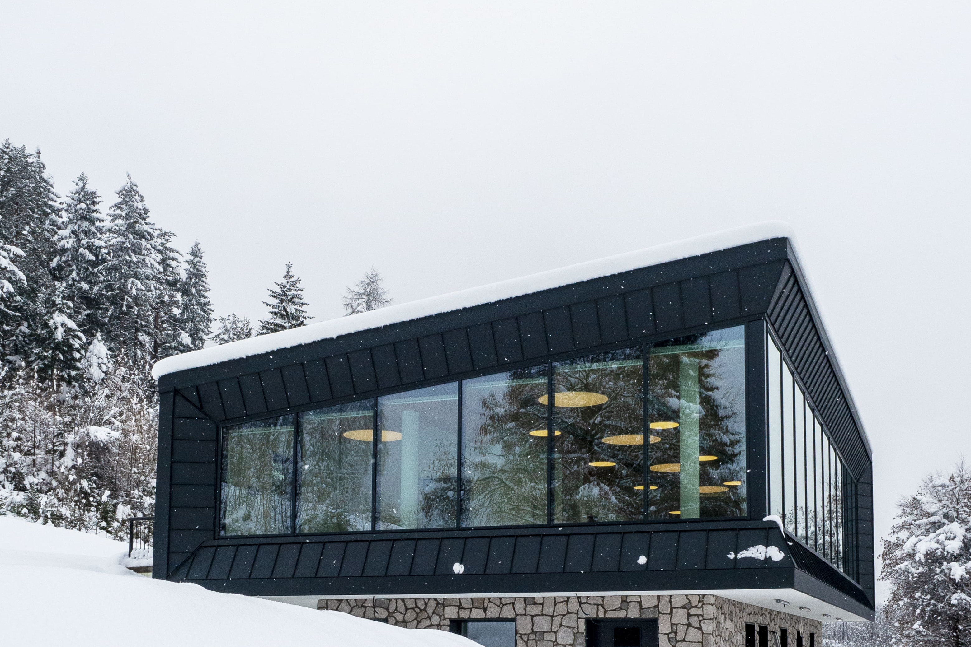 建築下層半隱於坡地，盡可能保留原始地景。