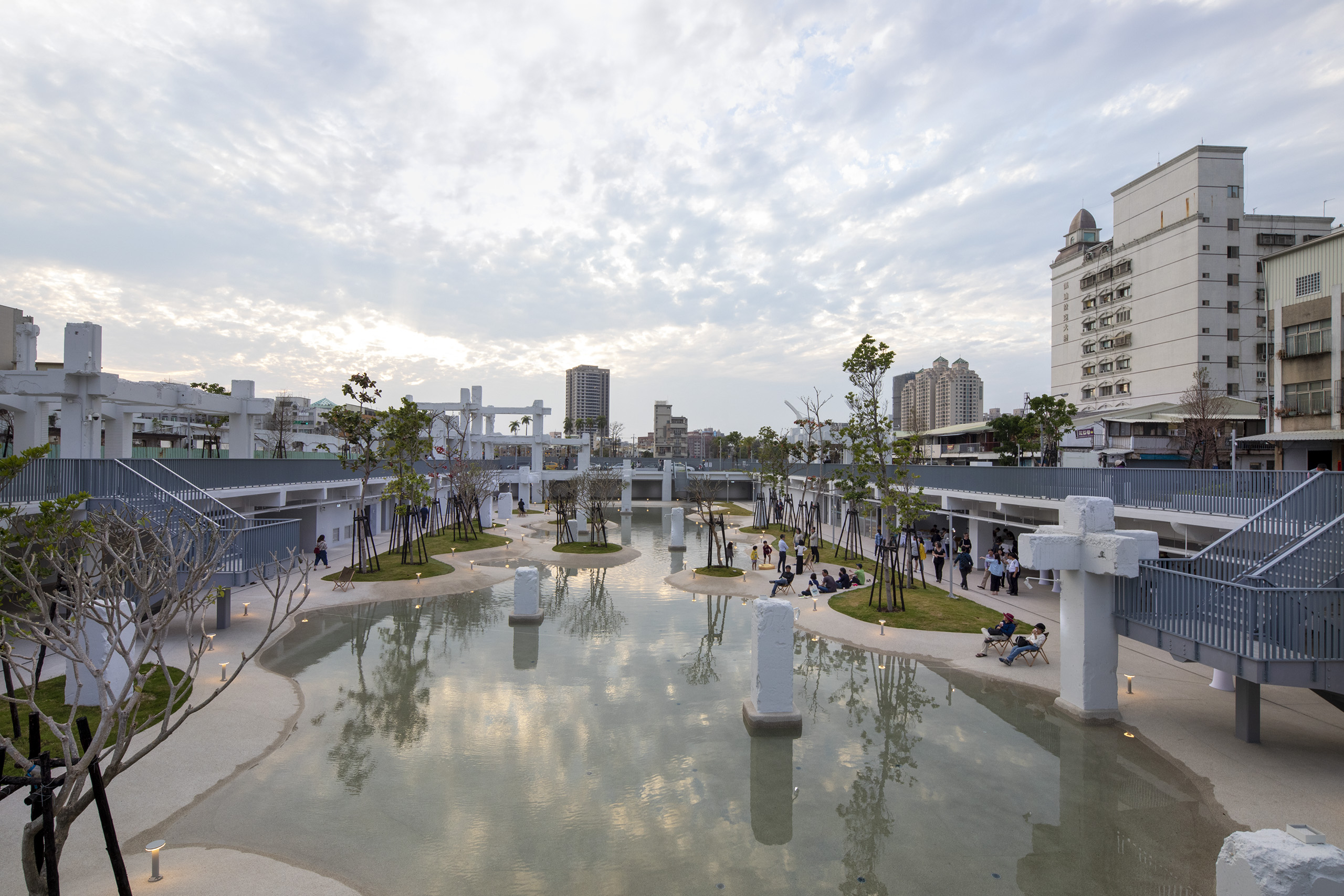以「城市潟湖」為設計概念所改建而成的河樂廣場。（ Photograph by Daria Scagliola ）