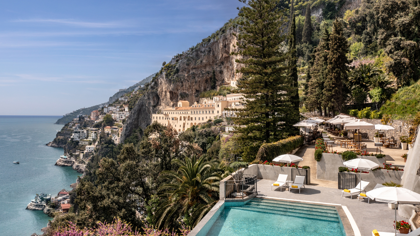 鑲嵌在海灣懸崖上的 Anantara Convento di Amalfi Grand Hotel。