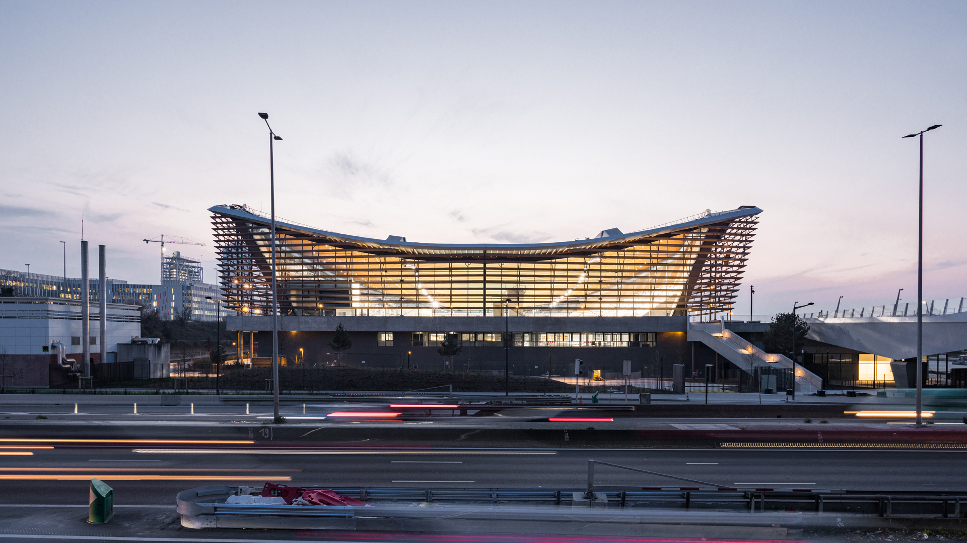 巴黎 Aquatics Centre 透過百葉式外牆遮陽系統和玻璃牆幕，建構出清透的場館樣貌。