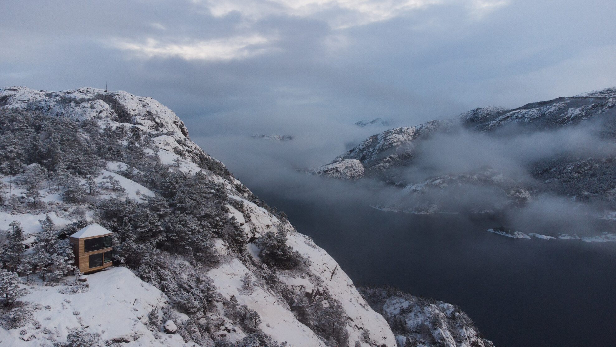 佇立在陡峭山邊的 The Bolder，獨自靜享壯闊的呂瑟峽灣風光。