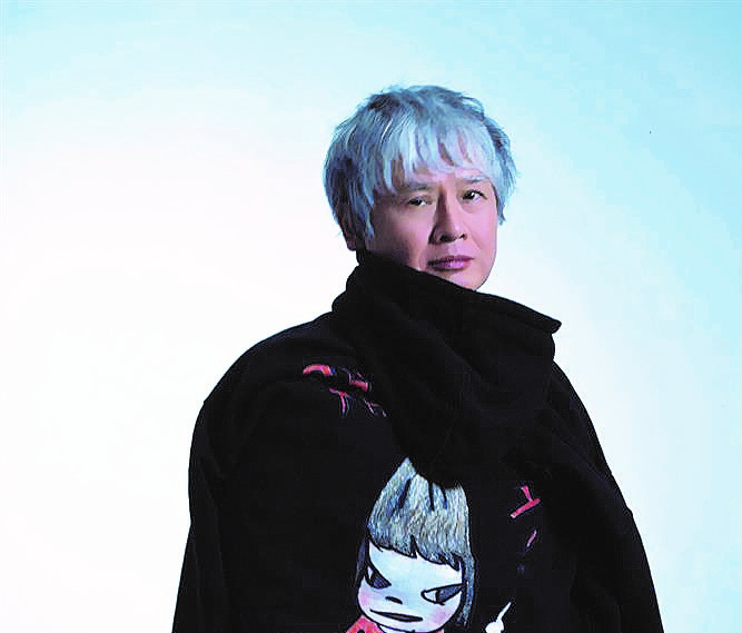 70 年代是搖滾樂百花齊放的時刻，青少年時期的奈良美智不避諱說自己是「搖滾宅」，曾經從唱盤封面獲得許多創作靈感，本次和 Stella McCartney 聯名系列成為跨世代共同祈願更美好未來的體現。(© STELLA McCARTNEY 日本官網)