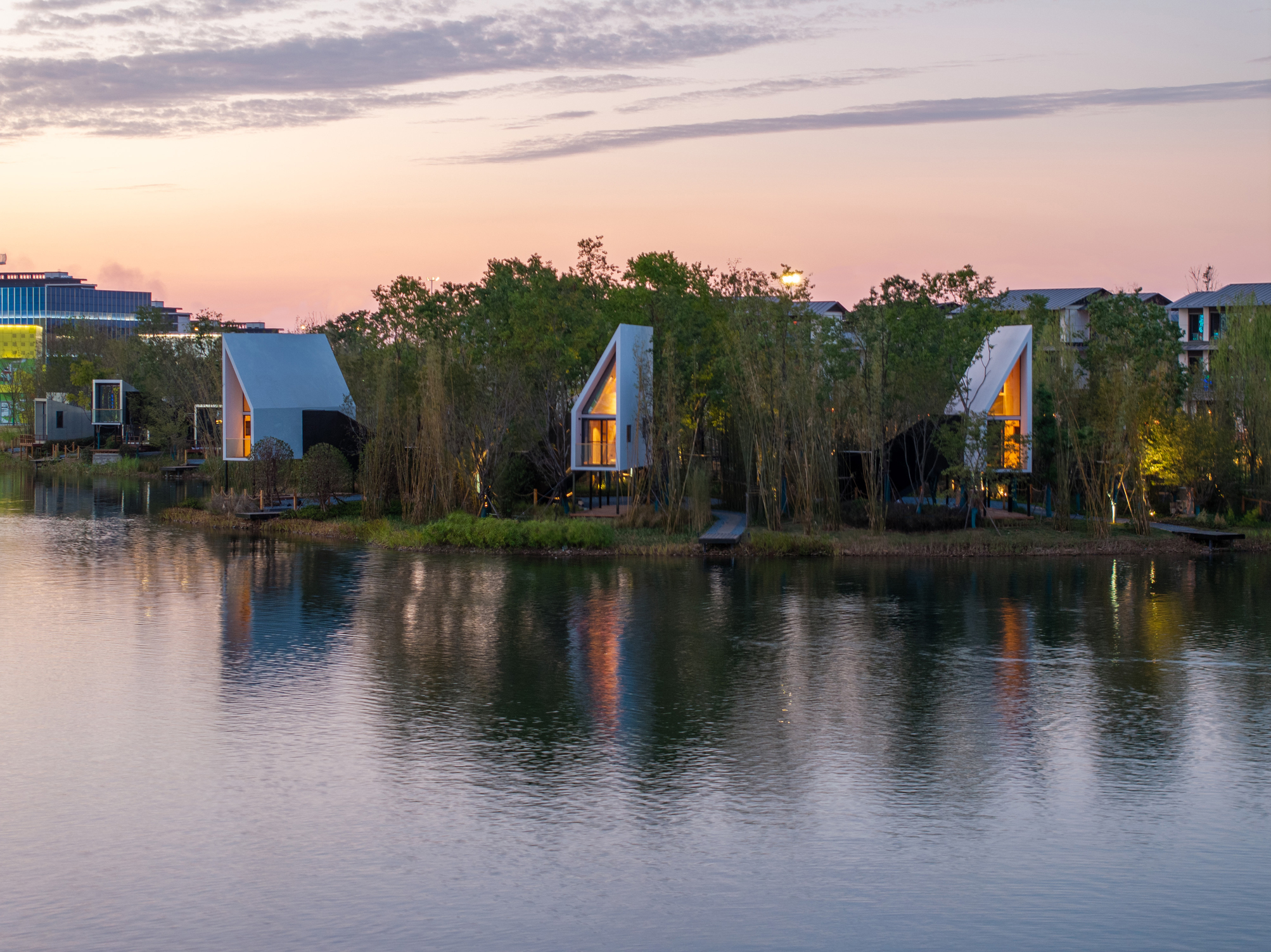 每間小巧的高架木屋都配備有私人碼頭，供遊客搭船抵達。 （ Photograph by CHACHA ）