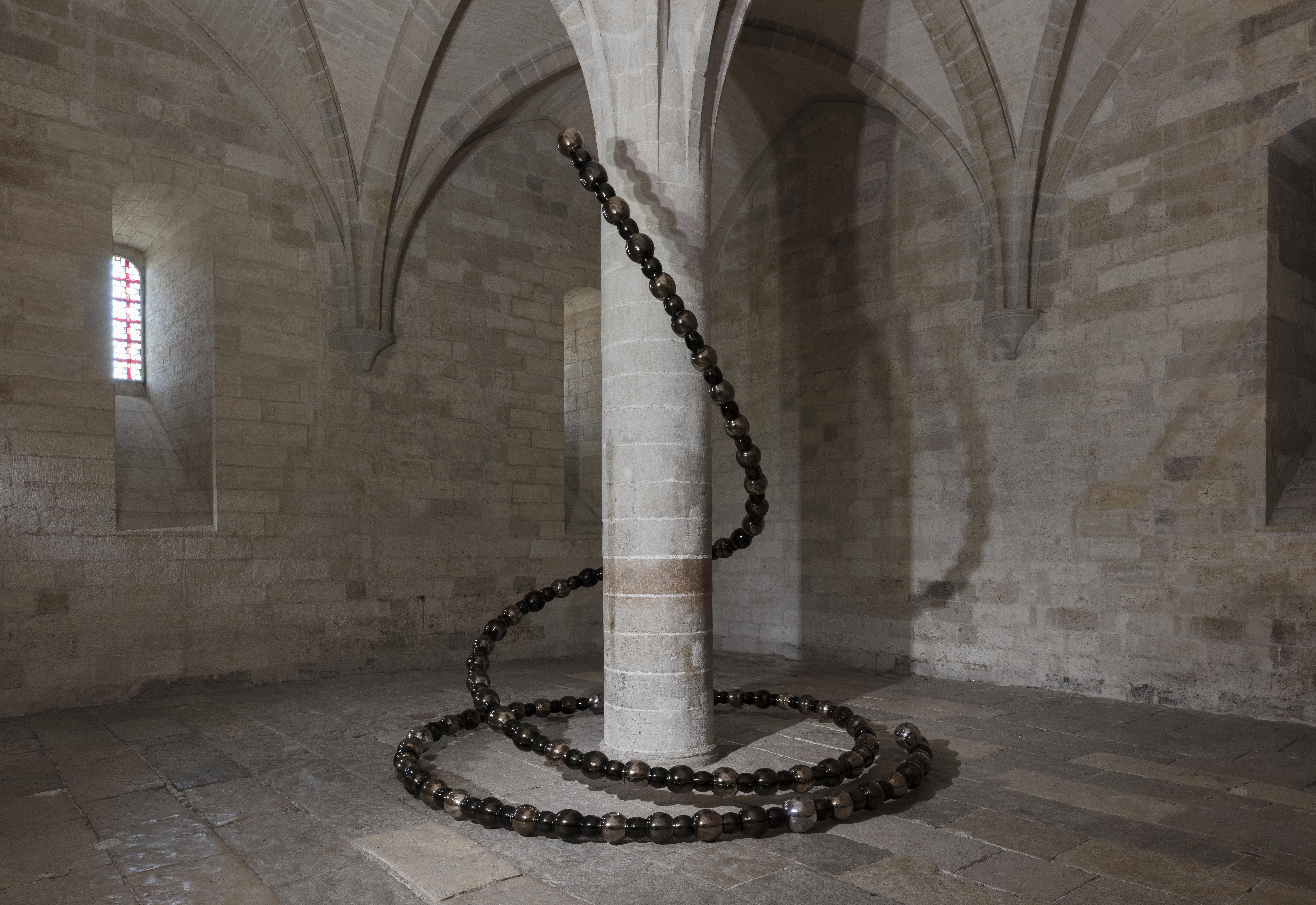 Jean-Michel Othoniel 的大型玻璃珠雕塑，在歷史建築中蔓延流動線條，映照光影與空間的感官對話。©Tanguy Beurdeley / Perrotin