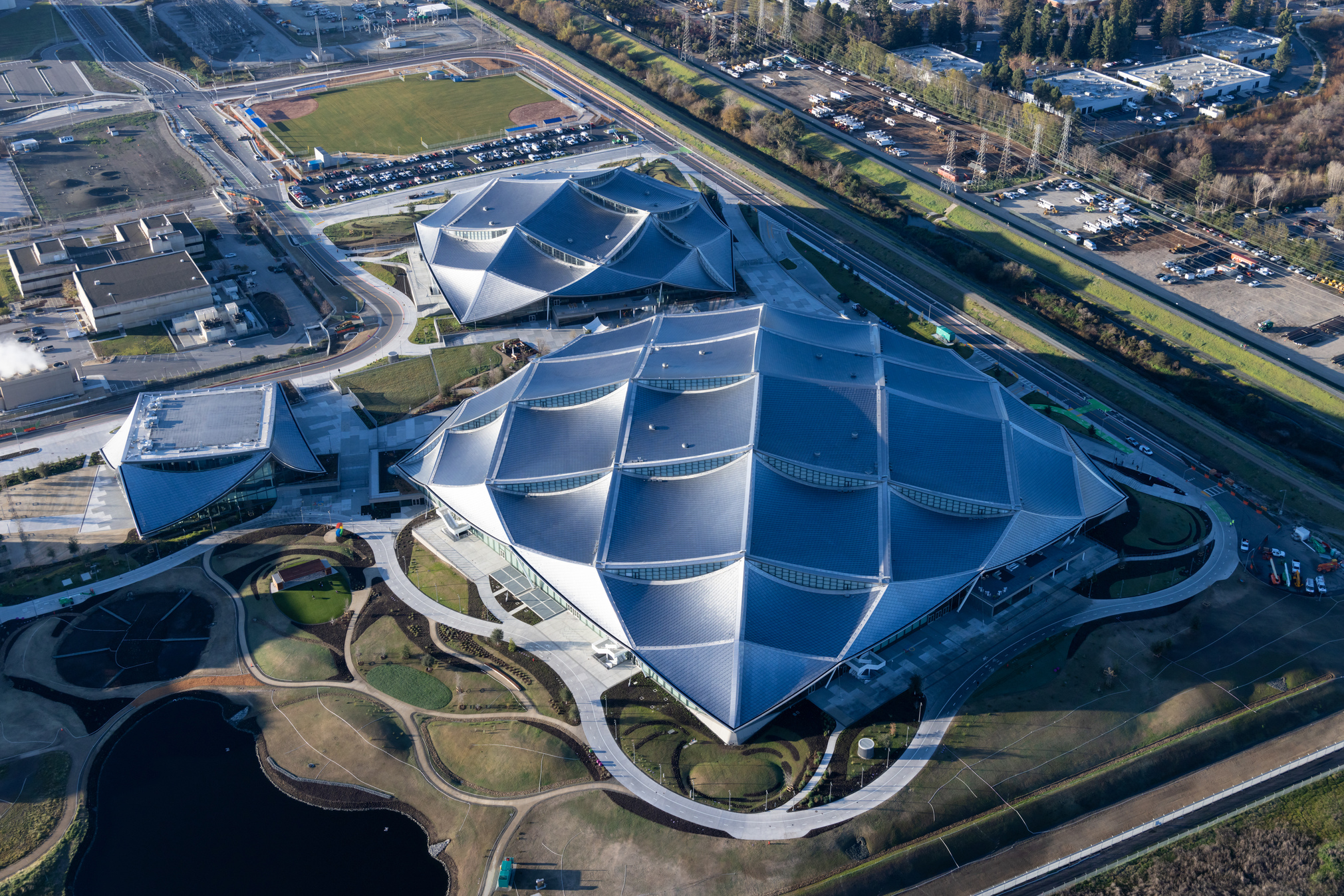 整個 Google Bay View Campus 共建造有 3 棟帳篷式節能建築。