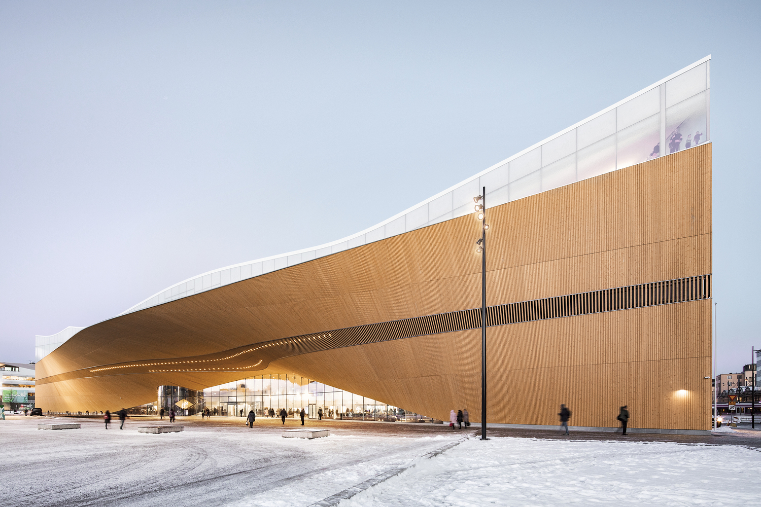 採流線型設計的 Helsinki CentralLibrary Oodi，就如同一艘充滿設計感的前衛船舶。（Photo by Kuvio）