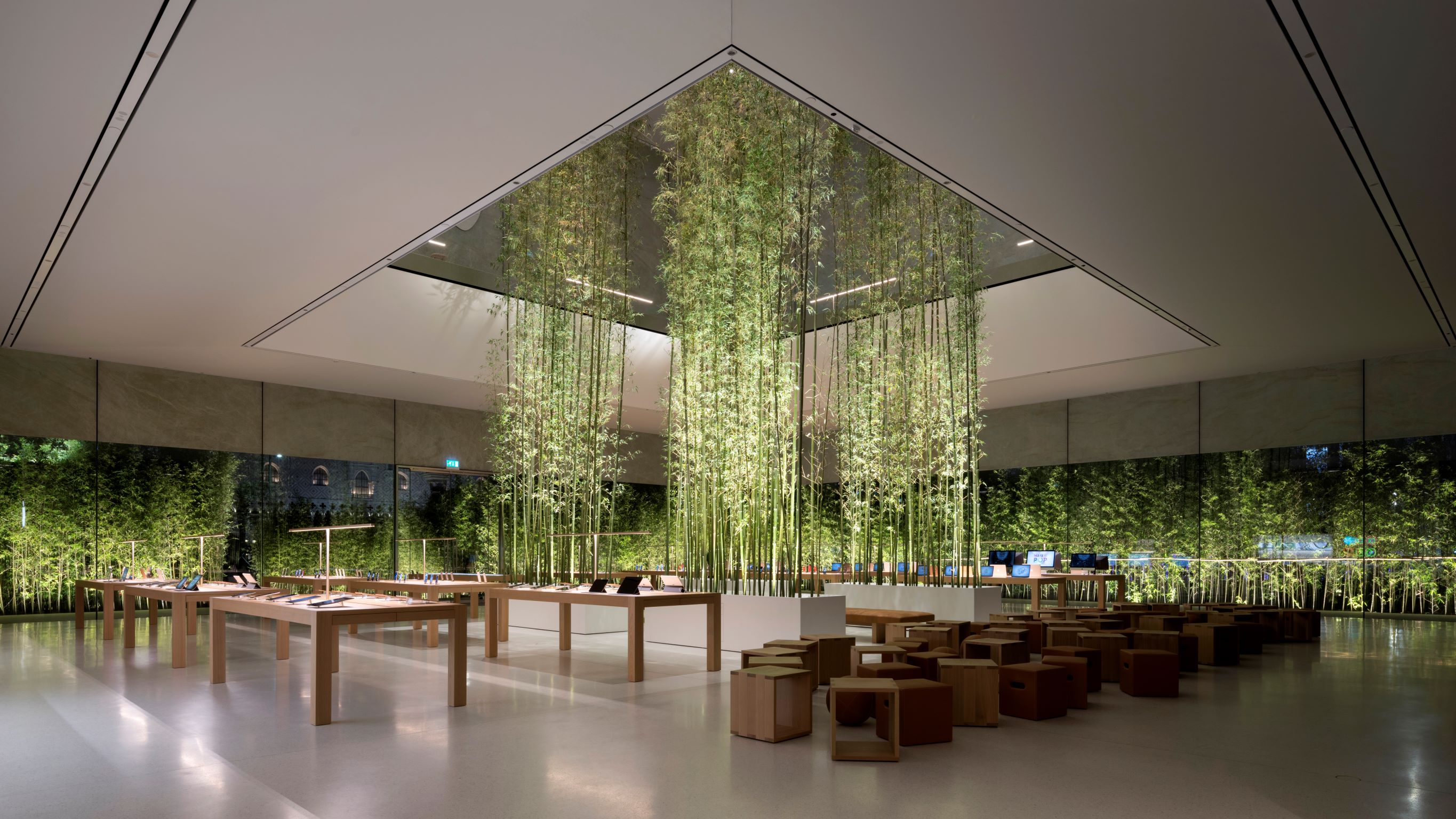 INTEGRATING WITH NATURE: Apple Cotai Central 與植物共生 - 竹林搖曳的詩意商場