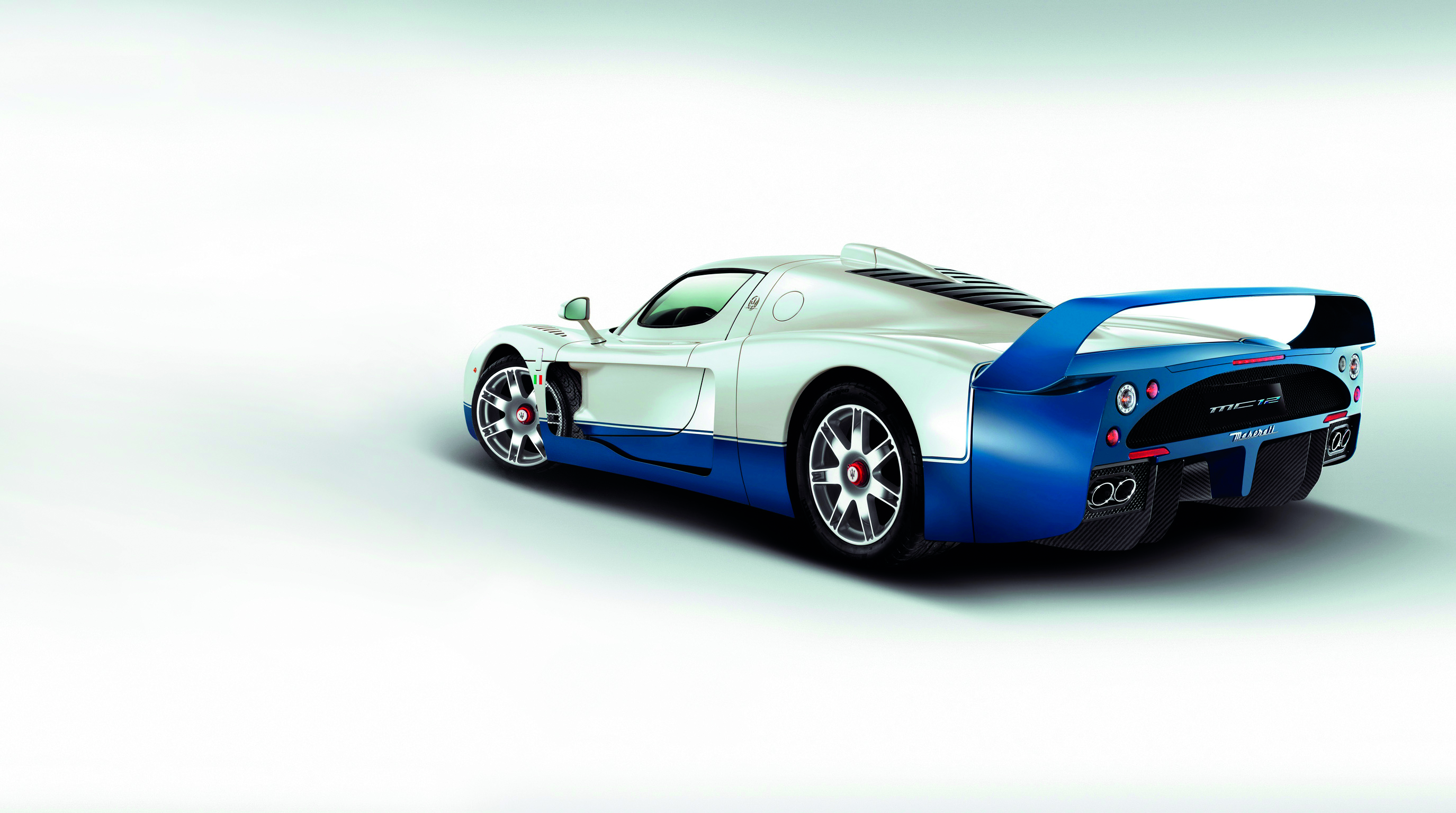 MASERATI MC12 國籍:義大利 發表時間:2004 年 規格:長 5,143×寬 5,143×高 1,205 mm 引擎:V12 自然進氣 排氣量:5,998 c.c. 馬力:620 hp/7,500rpm 扭力:66.5kgm/5,500 rpm