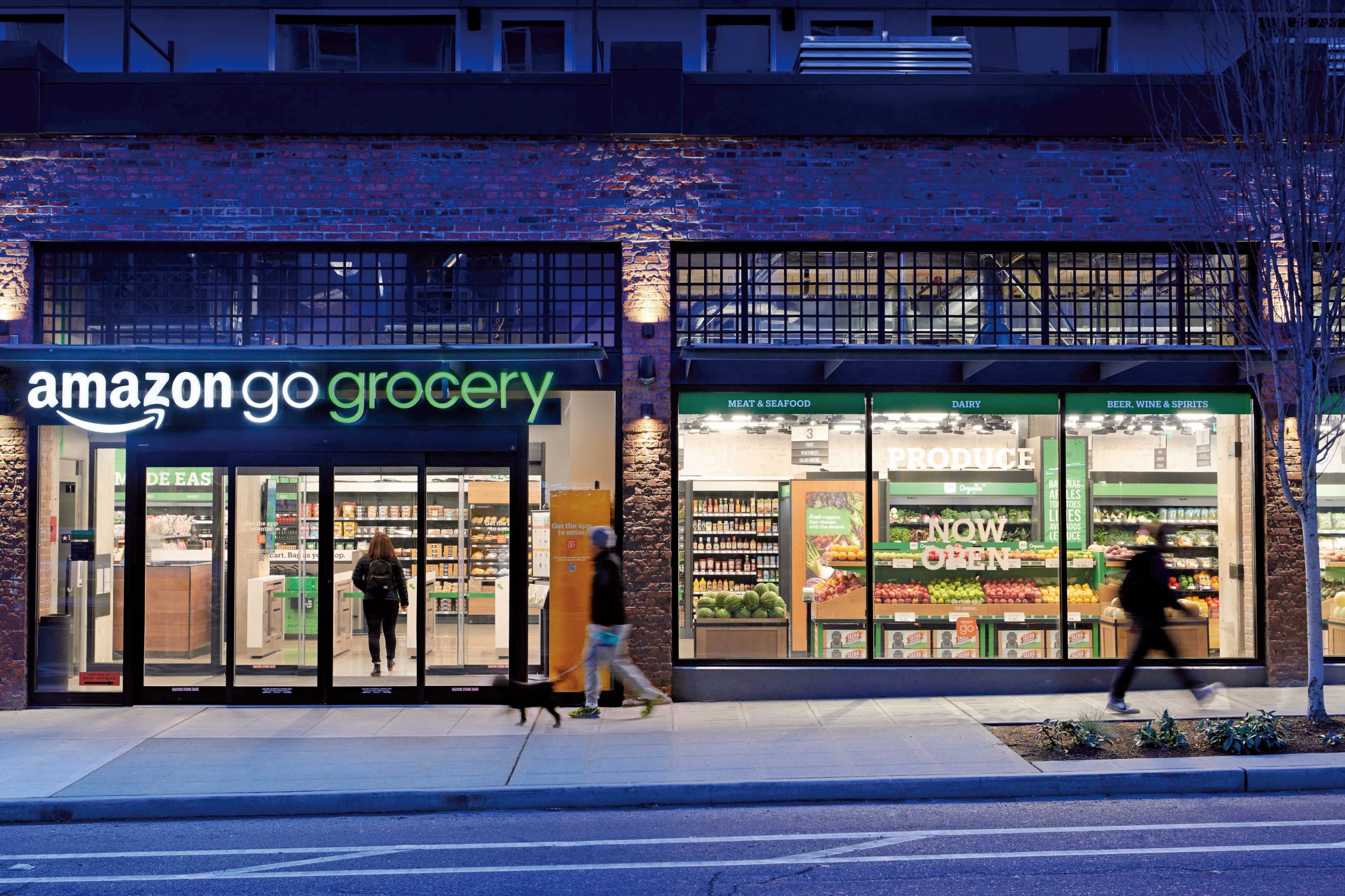 行之有年的「Amazon Go」便利商店在美英兩國大城可見蹤跡，店裡沒有店員服務，想買什麼拿了就可以離開。該科技主要利用專屬 App 搭配店內多個攝像機，精準辨識消費者在店內拿了或放回哪些商品，直接把帳記在綁定信用卡上。無人商店經營模式在倡導「無接觸服務」的疫情時期也再度受到重視。