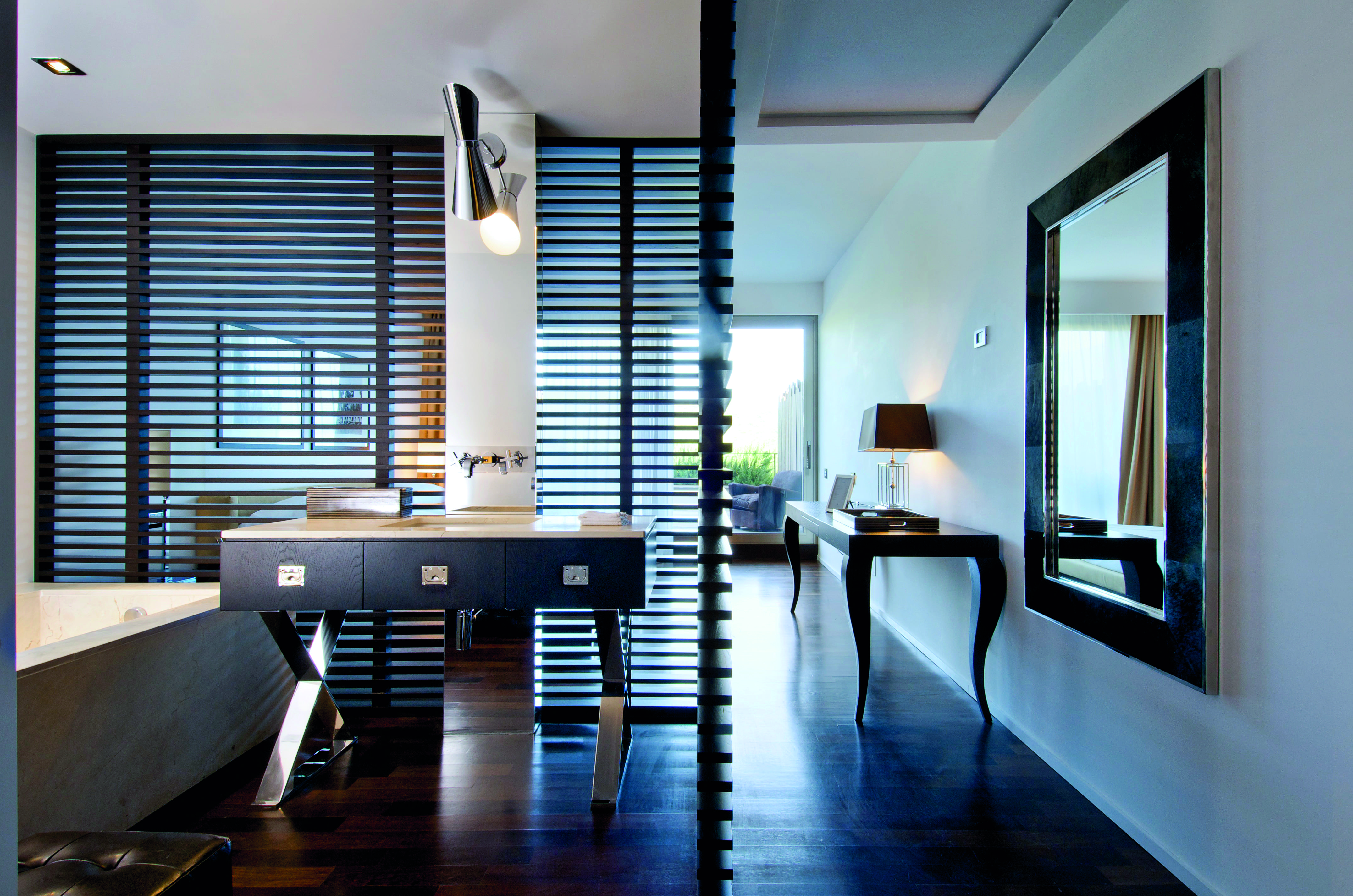 大師設計的極簡線條將戶外陽光引入室內。