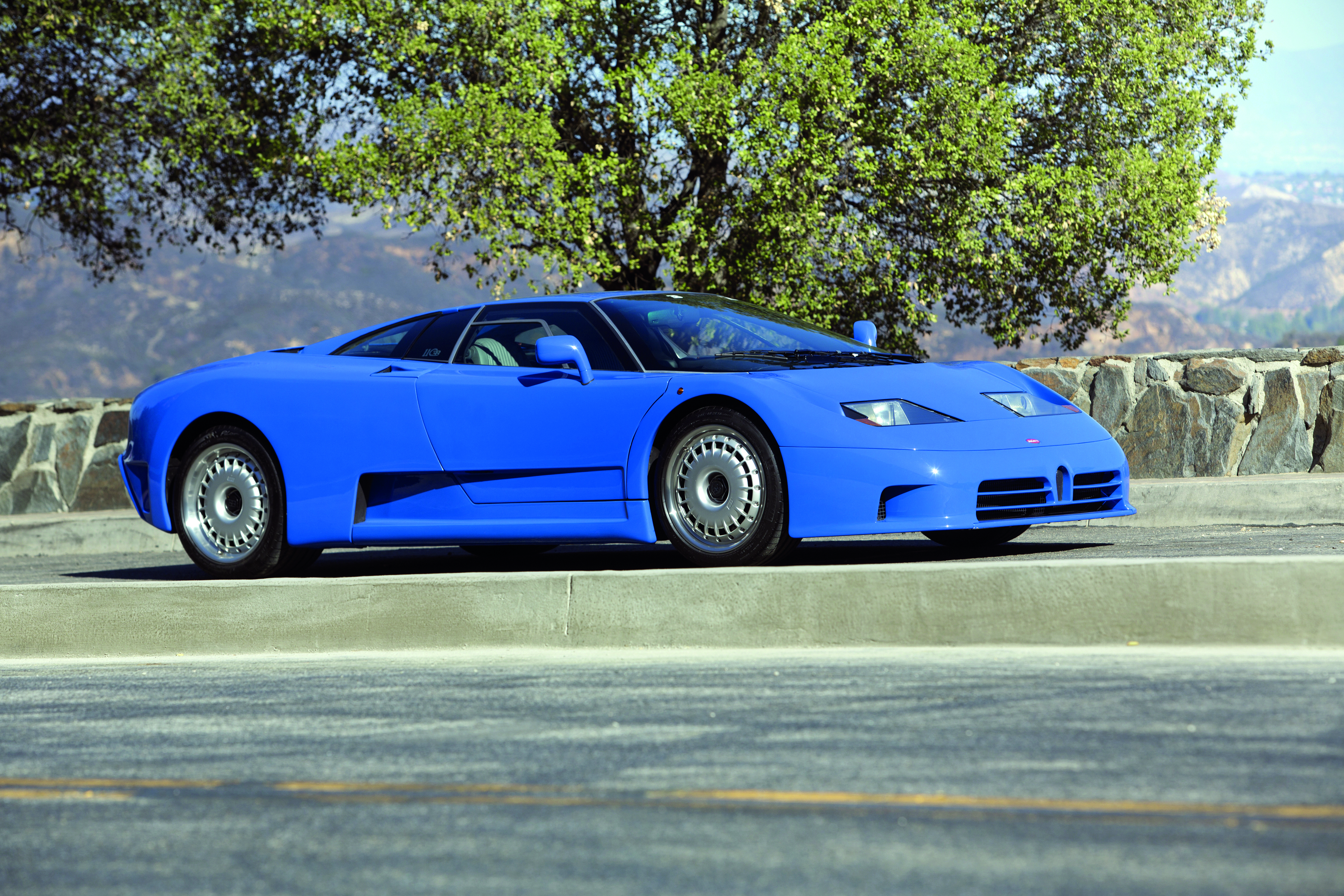 BUGATTI EB110 規格表 國籍:義大利 發表時間:1991 年 規格:長 4,400×寬 1,940×高 1,114 mm 引擎:V12 四渦輪增壓 排氣量:3,499 c.c. 馬力:560hp/8,000rpm 扭力:62.3kgm/4,200rpm