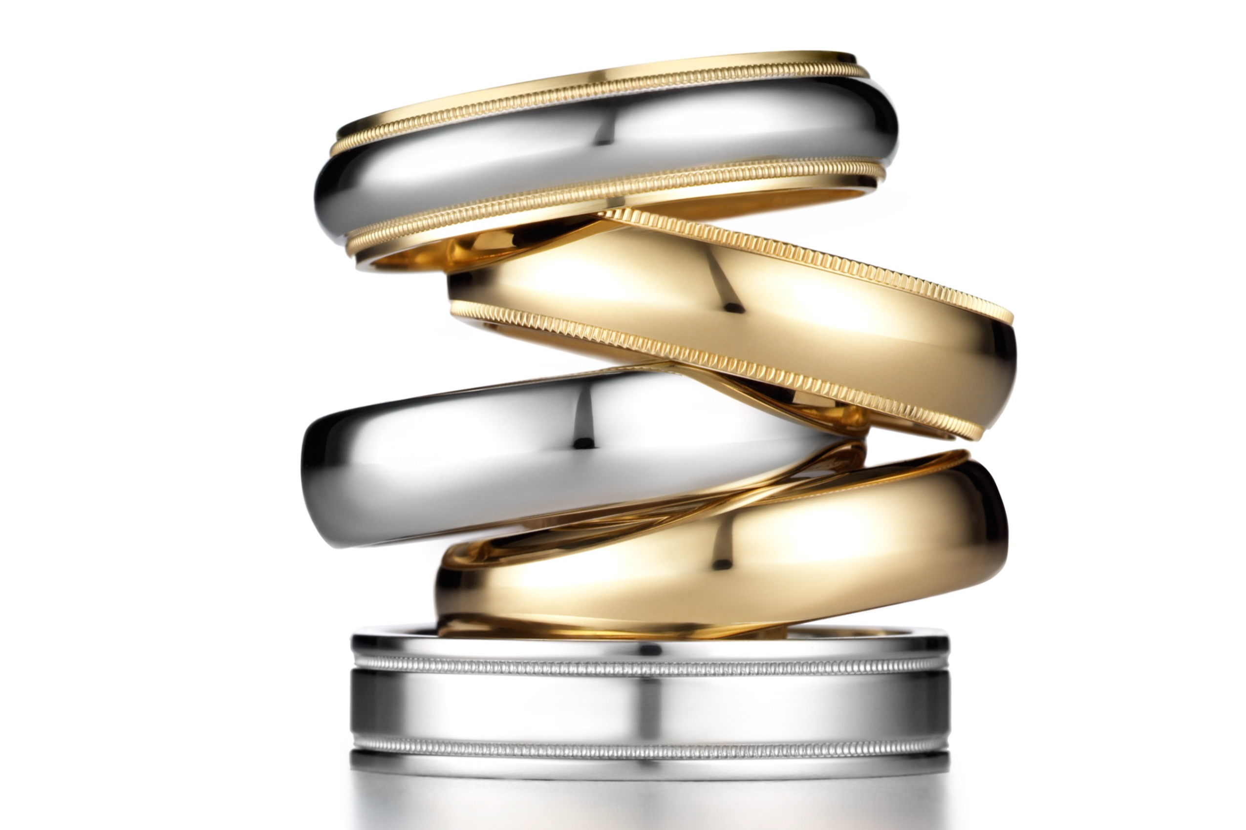 細膩的飾邊使貴金屬婚戒彰顯出輝煌精緻的質地，有趣的是，除了純鉑金與黃 K 金款式之外，兩者組合的款式跳脫婚戒只能有一種金屬製作的傳統。