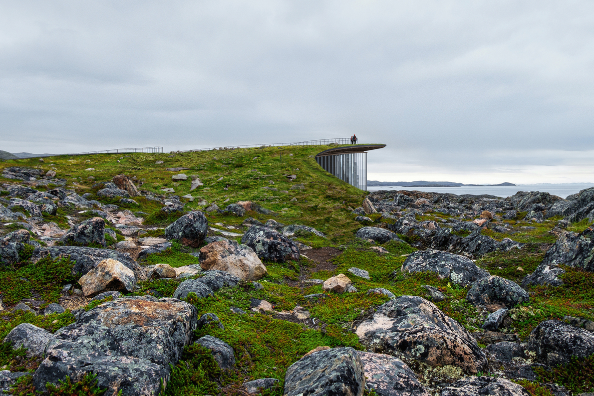 在屋頂上種植有當地植被的 Nunavut Inuit Heritage Centre， 也將成為冰原生態棲地的一環。