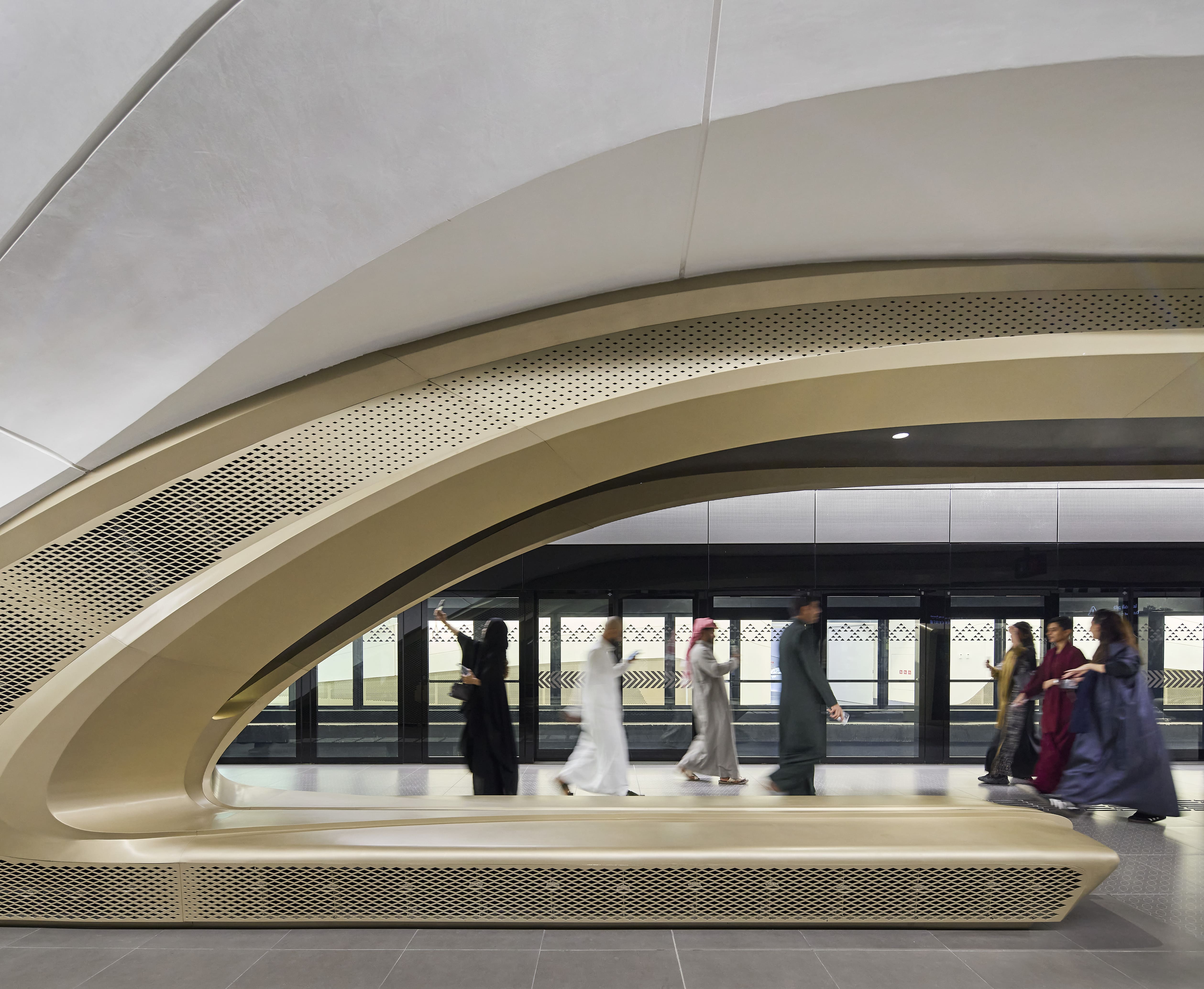 與月台結構相融合的金色座椅。