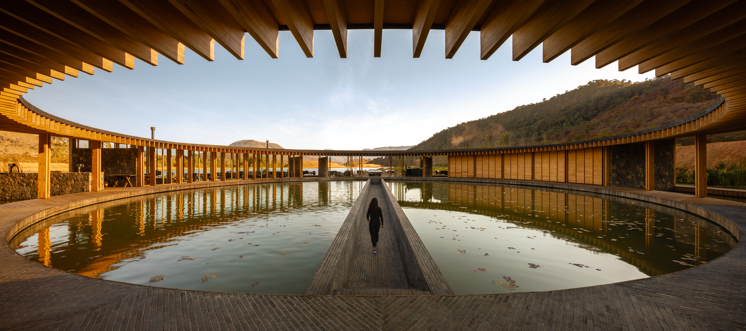 Valle San Nicolás 特別以湖面上的環形建築量體，建構出湖中湖的獨特景象。