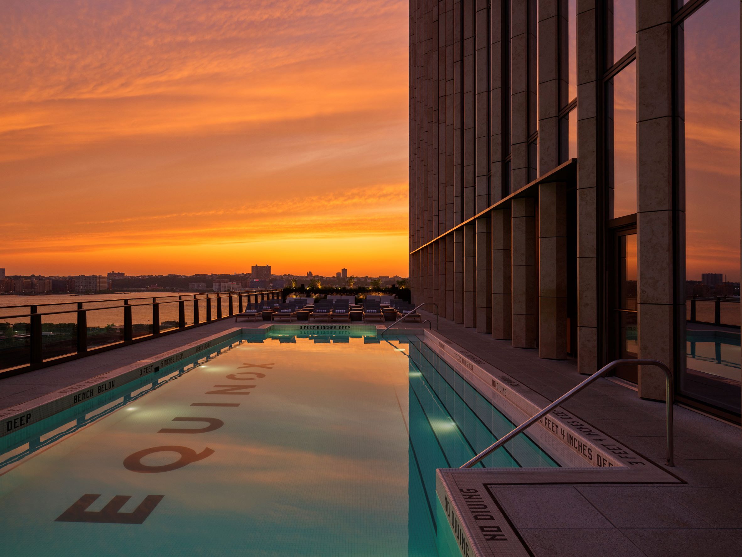 沐浴在夕陽下的 Equinox Hudson Yards 戶外泳池。