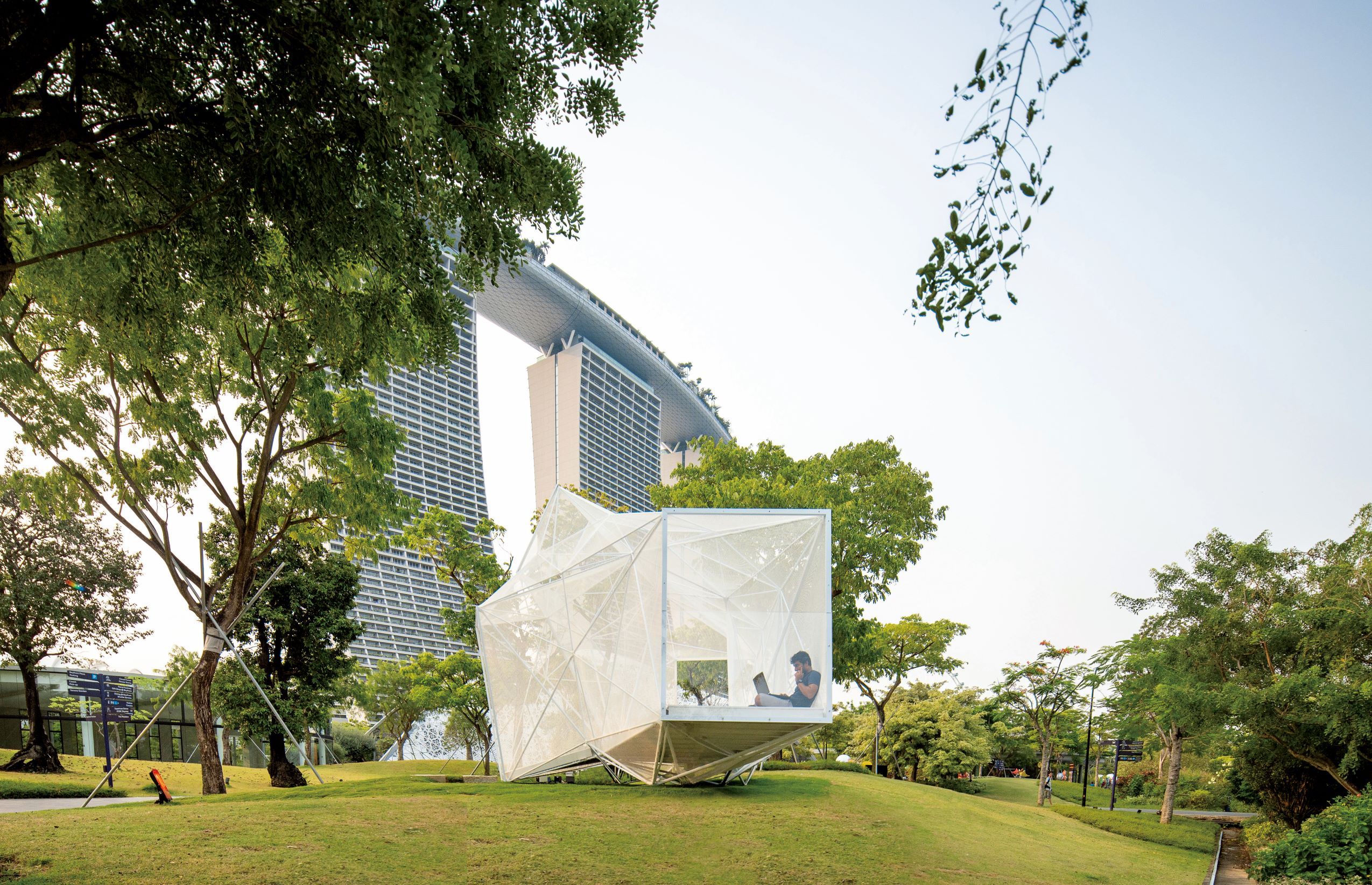 架設在濱海灣花園的 AirMesh Pavilion，既是休憩涼亭，也是一座大型 3D 列印藝術裝置。