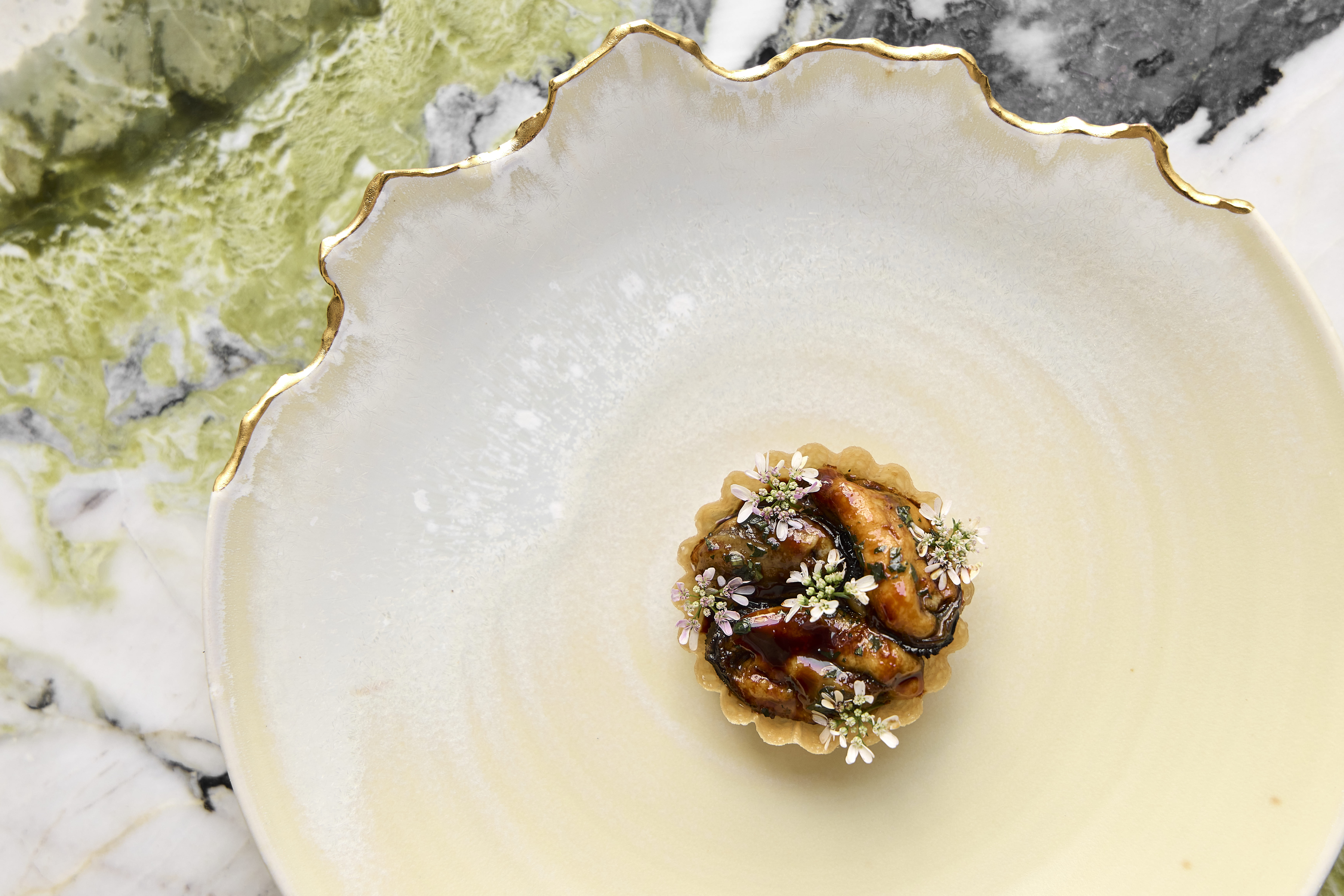 招牌菜式之一「淡菜塔」 將墨西哥經典的玉米餅和「莫雷醬」巧變為高雅迷人的海味盛宴。