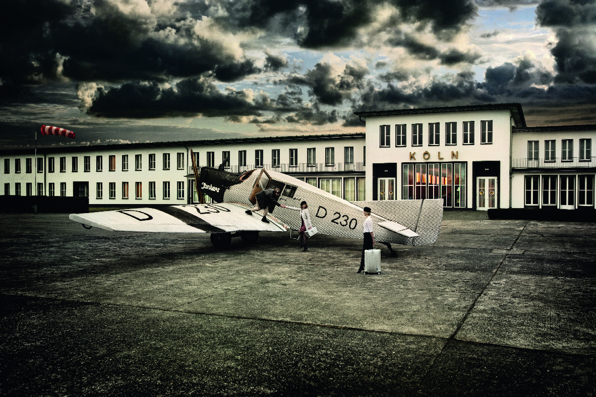 1937 年，全球第一款鋁鎂合金旅箱問世，這款從製作飛機外殼所衍生出的材質也承襲了不畏飛行與艱辛旅途的 DNA，成為國際旅客最鍾愛的旅行良伴。