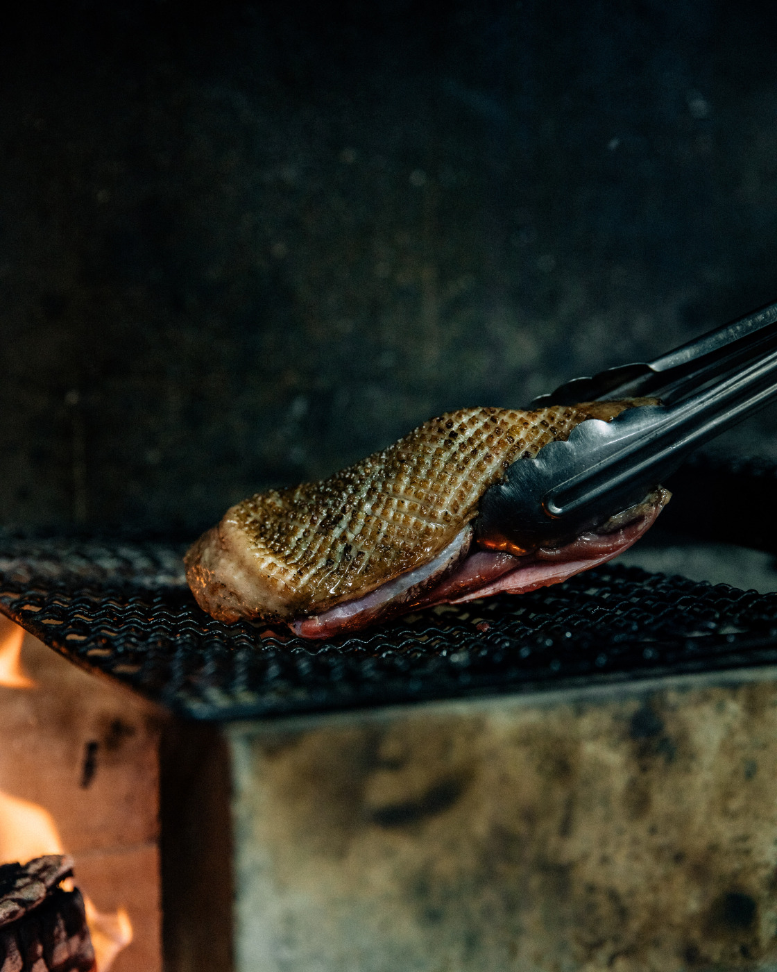 生江史伸捨棄了一般廚房常見的瓦斯烤箱， 改用原始的炭火燒烤料理方式，來落實減碳。 （Photo by Nathalie Cantacuzino）