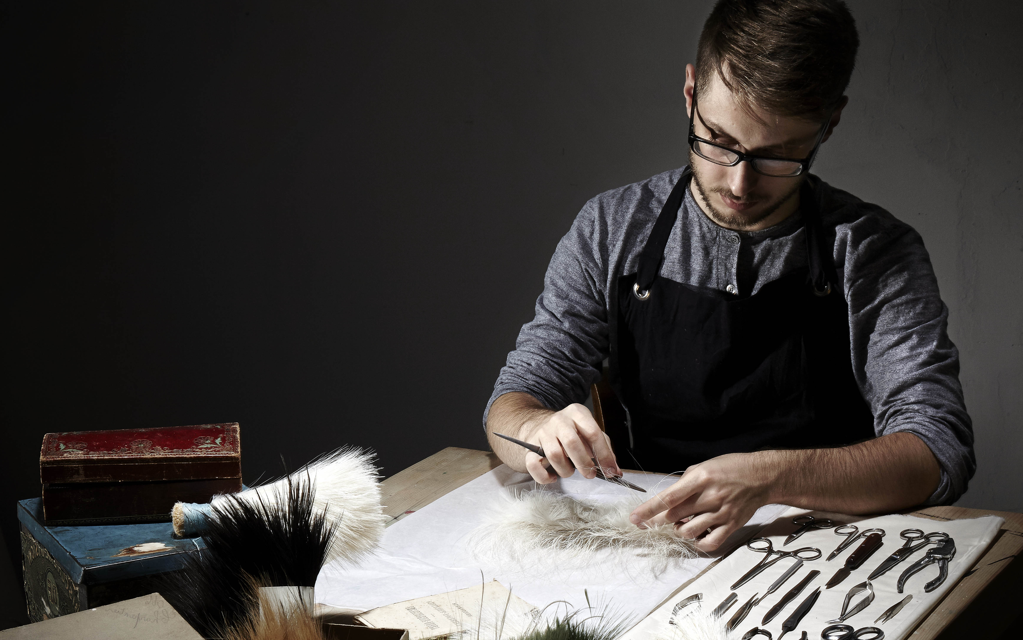 Julien Vermeulen 身為擔負 400 餘年歷史的羽毛工藝大師，認為自己與其他人不同之處，在於內心抱持的藝術願景。他特別重視材料與光影的關係，以畫家之姿精確完成每件作品。