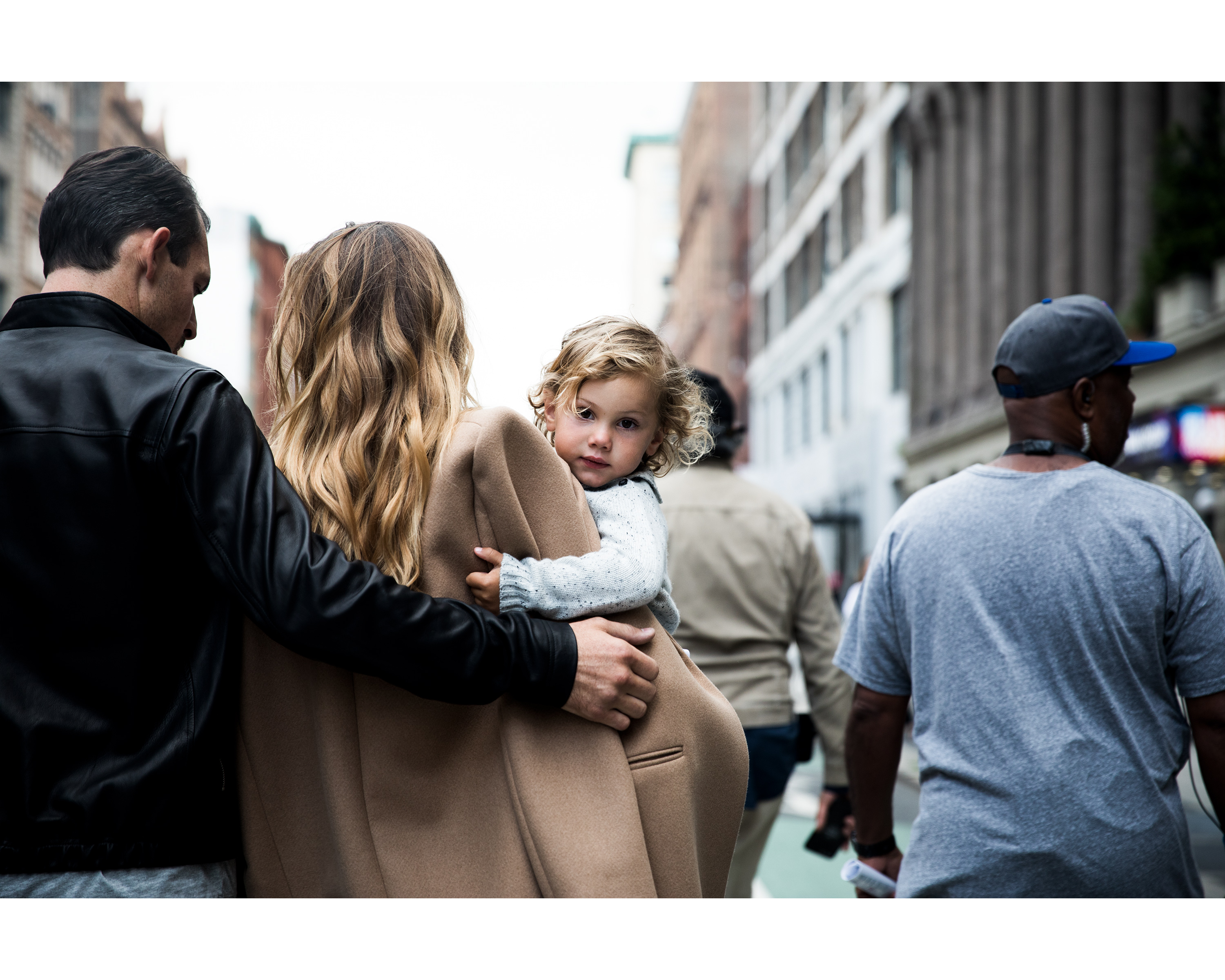 手可以抱起孩子，也能牽起摯愛的另一半，Tiffany Love 廣告以愛侶間的手部肢體互動，展現兩人如何以雙手代表獨立個體的連結，傳達延續愛情力量的信念。