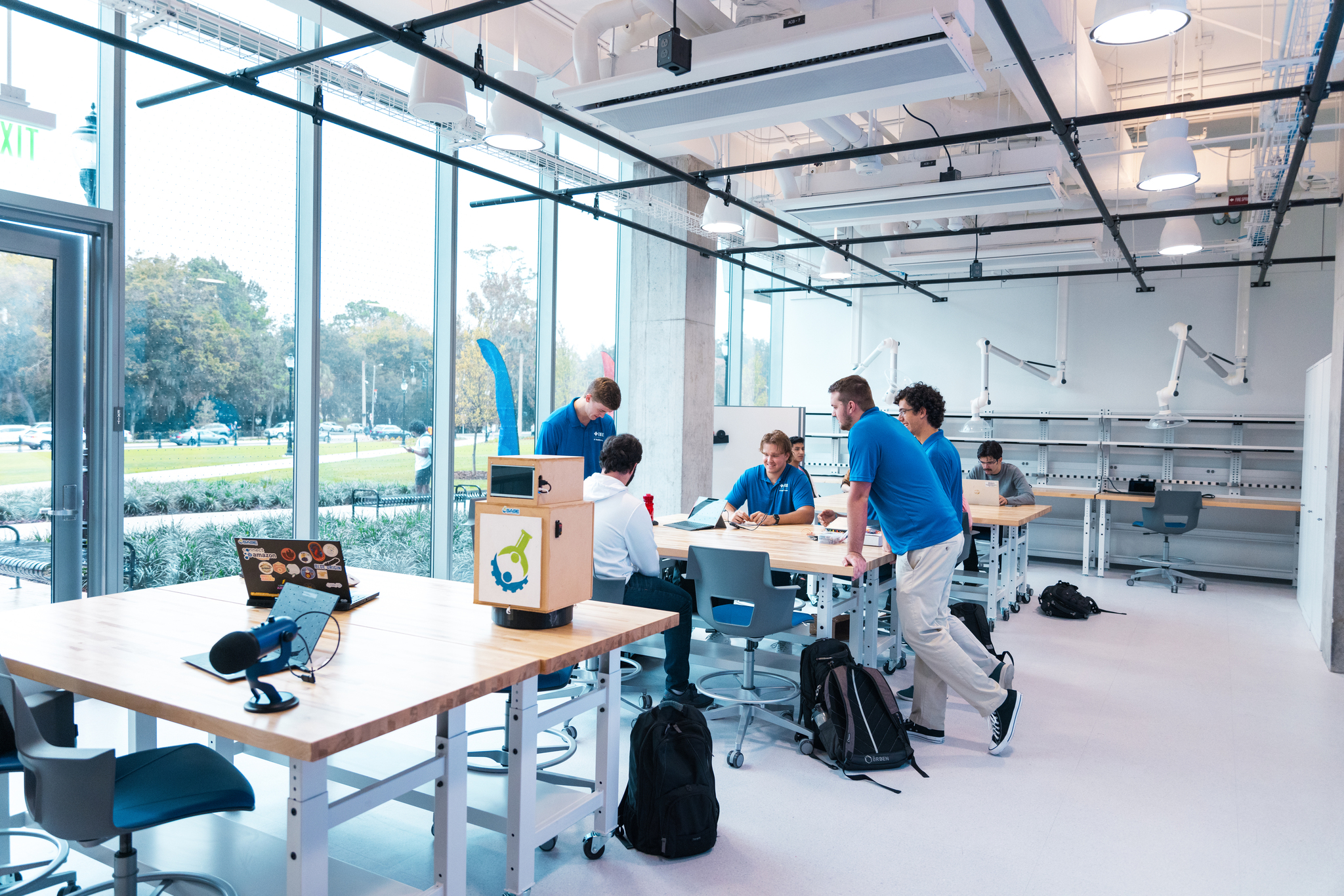 玻璃幕牆兼具引光與自動調色並保留室外景觀。 （ © Zach Read / UF SCM ）